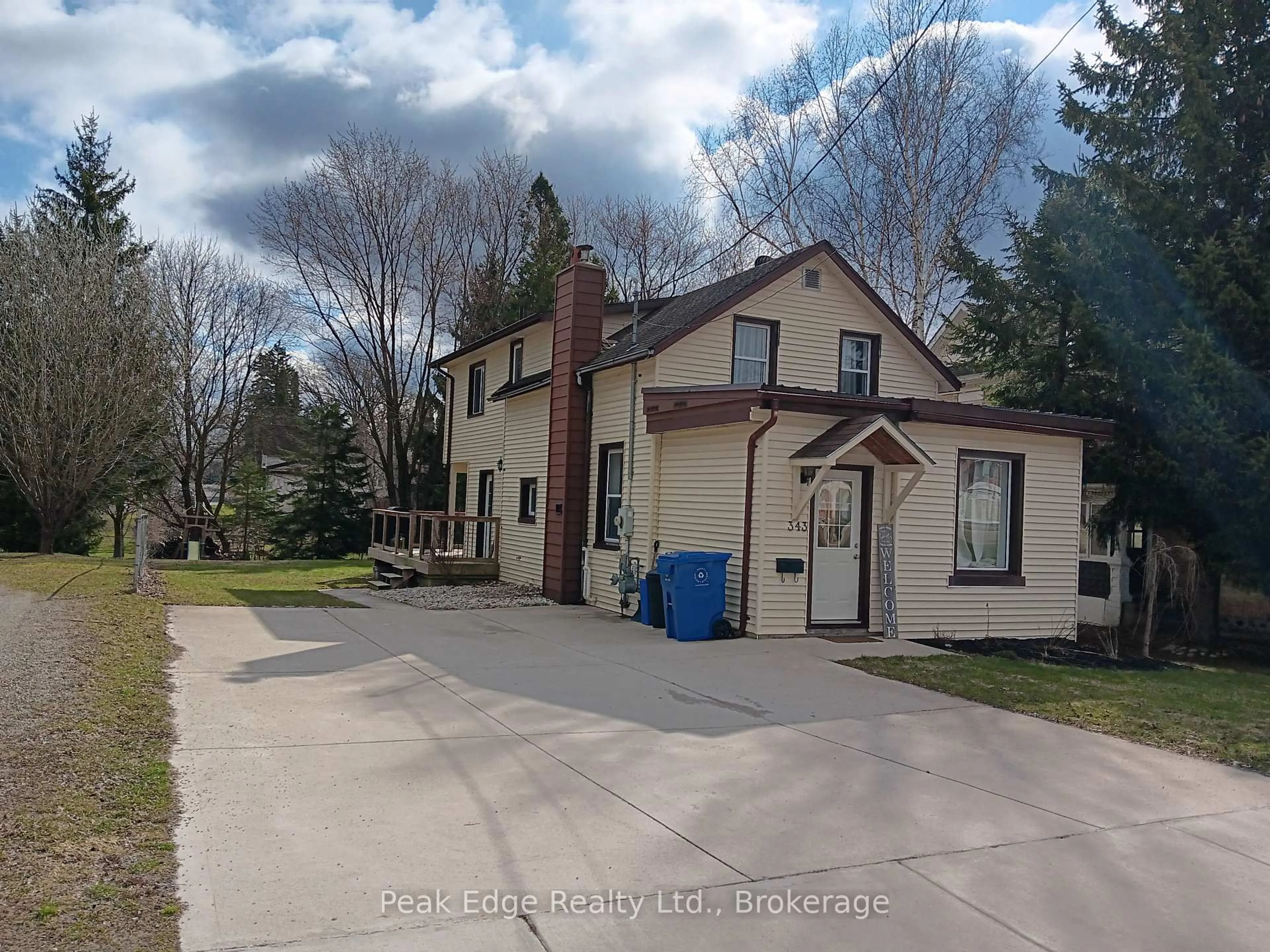 A pic from outside/outdoor area/front of a property/back of a property/a pic from drone, street for 343 10th Ave, Hanover Ontario N4N 2N4
