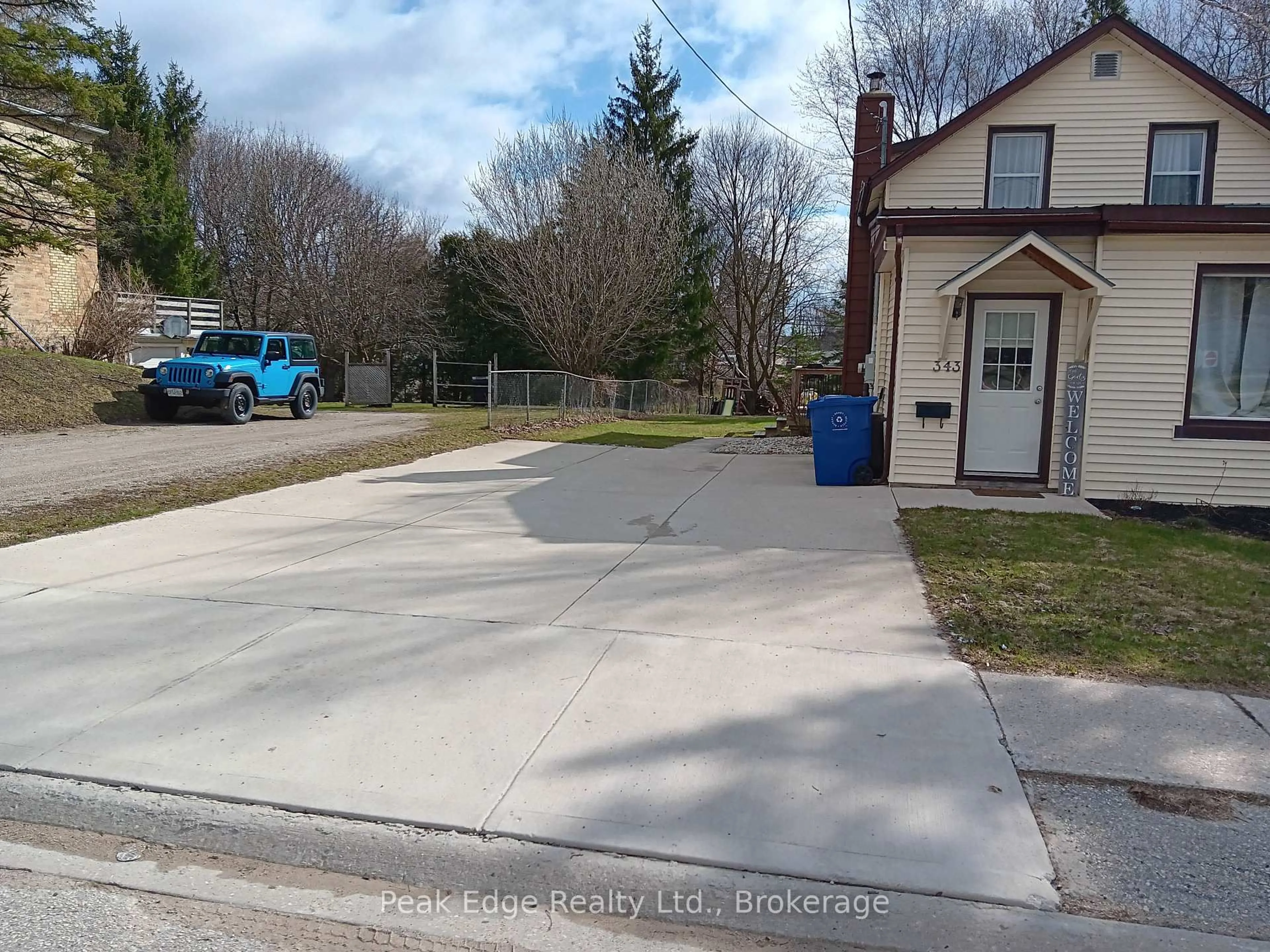A pic from outside/outdoor area/front of a property/back of a property/a pic from drone, street for 343 10th Ave, Hanover Ontario N4N 2N4