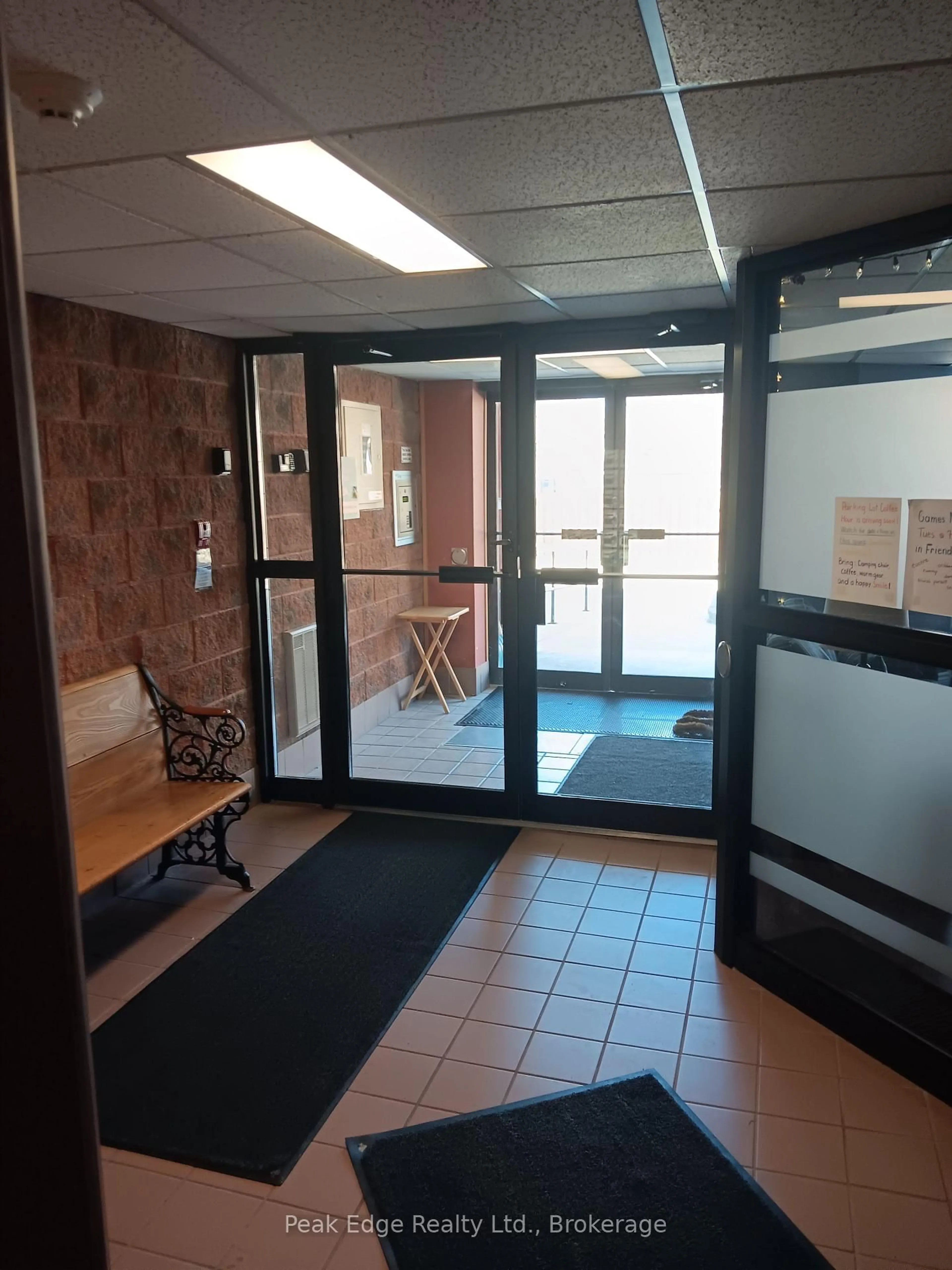 Indoor foyer for 536 11th Ave #303, Hanover Ontario N4N 2S4