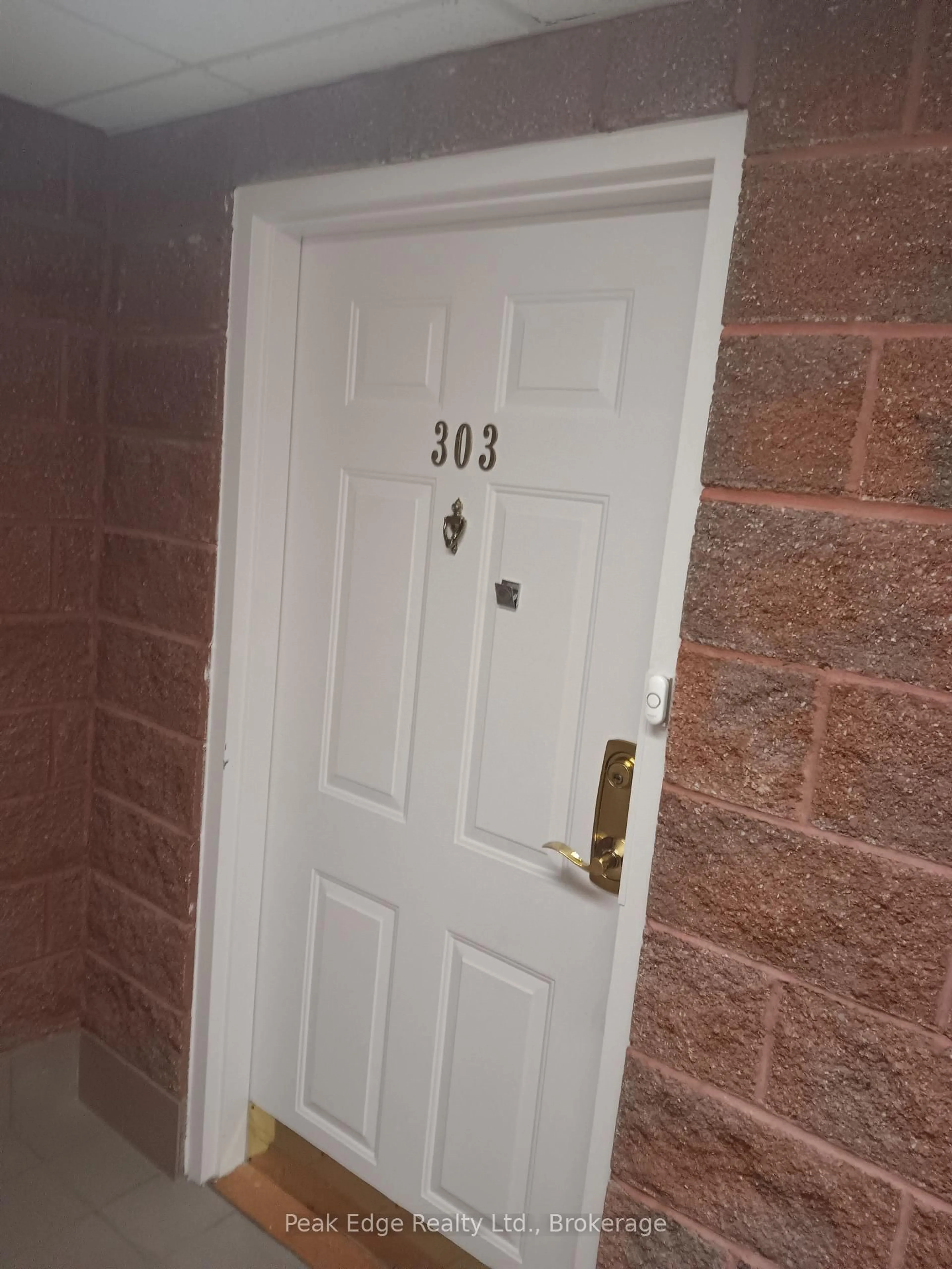 Indoor foyer for 536 11th Ave #303, Hanover Ontario N4N 2S4