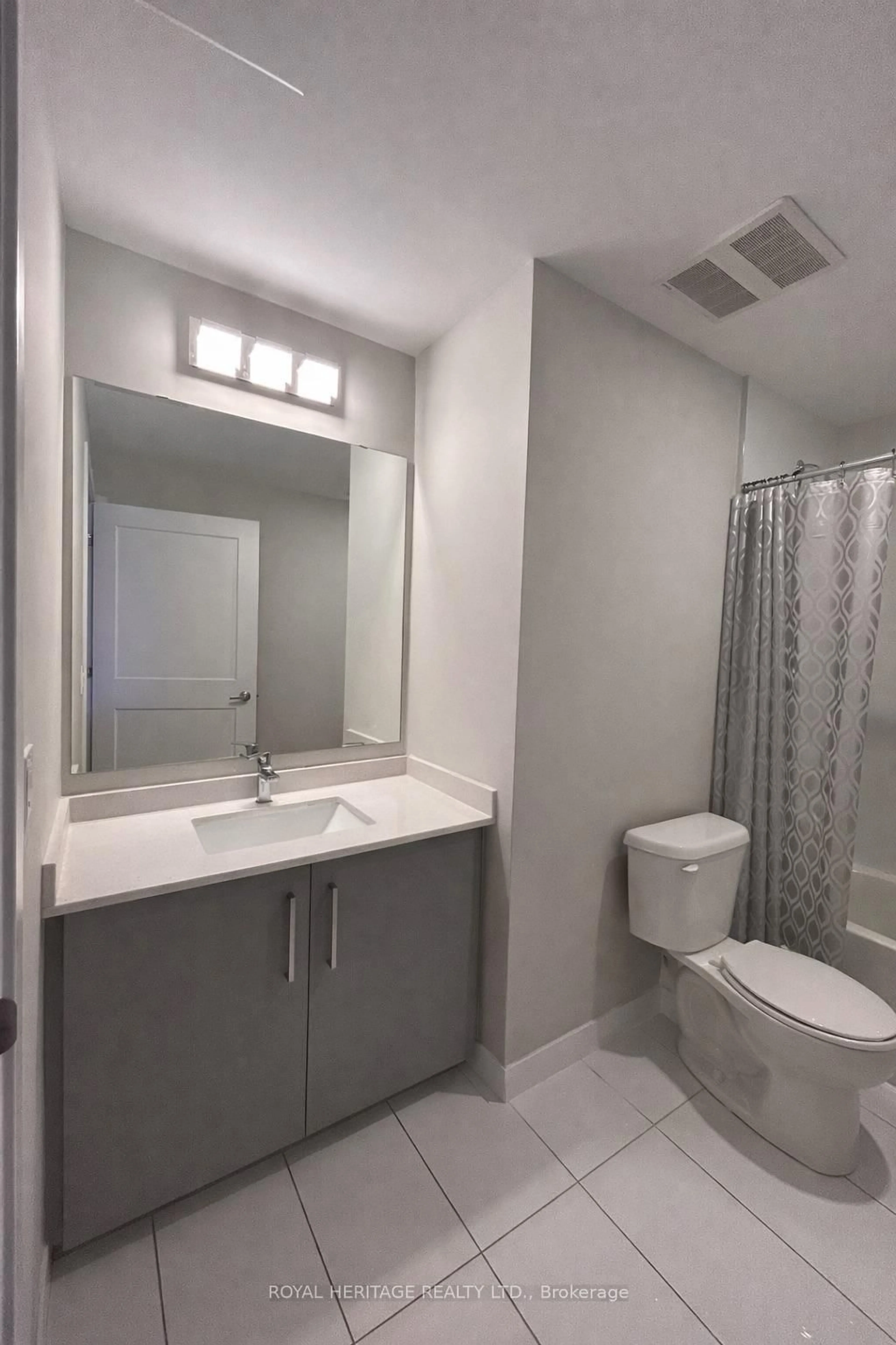 Standard bathroom, unknown for 15 Queen St #511, Hamilton Ontario L8P 3R6