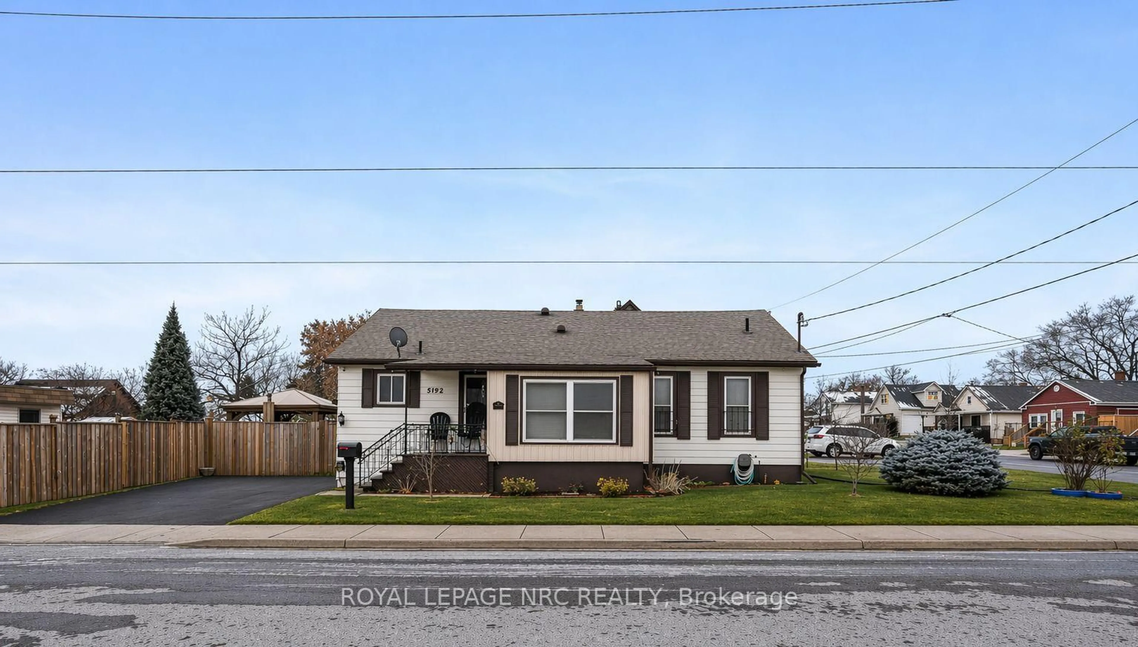 Home with vinyl exterior material, street for 5192 Hamilton St, Niagara Falls Ontario L2E 2W3