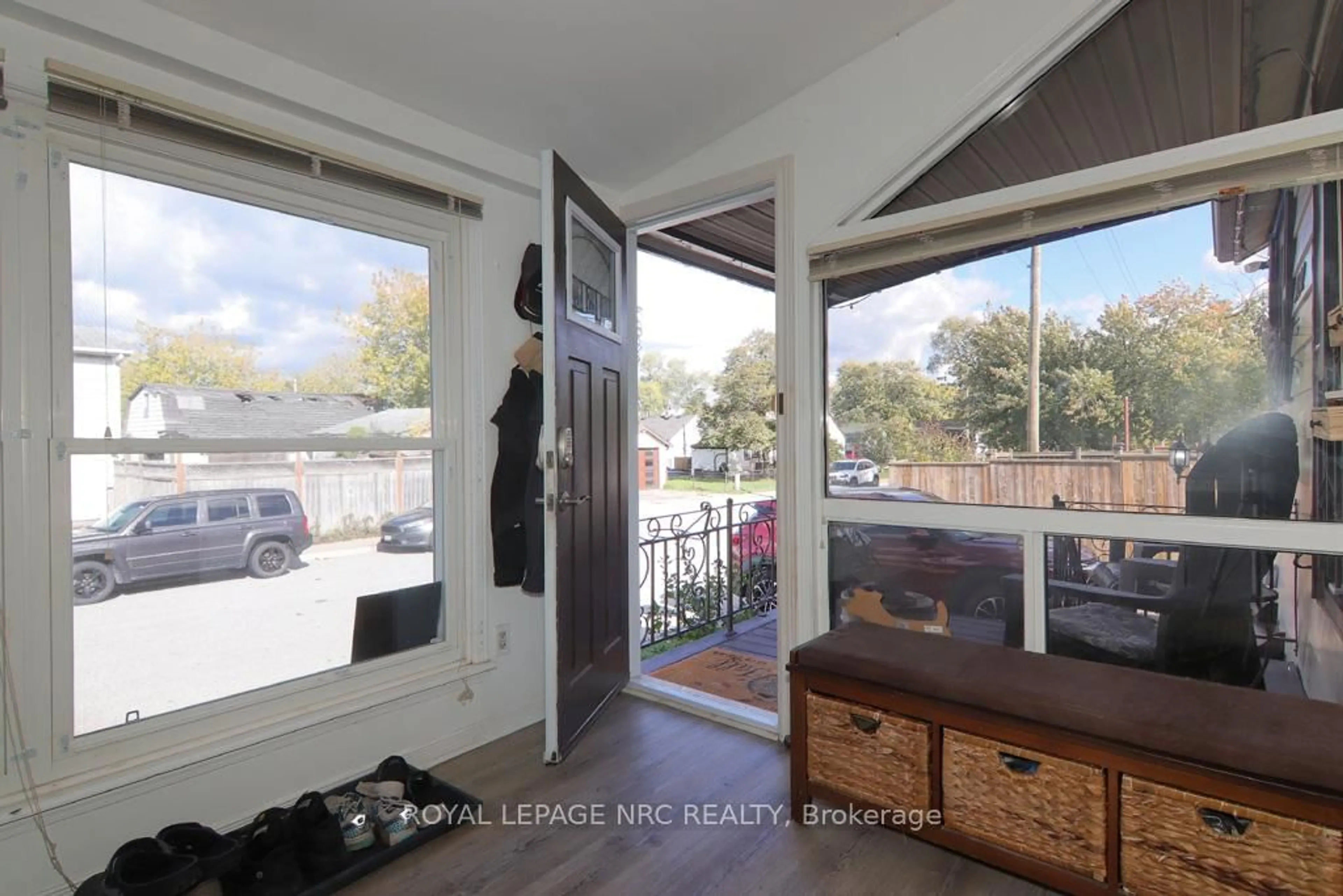 Indoor entryway for 5192 Hamilton St, Niagara Falls Ontario L2E 2W3