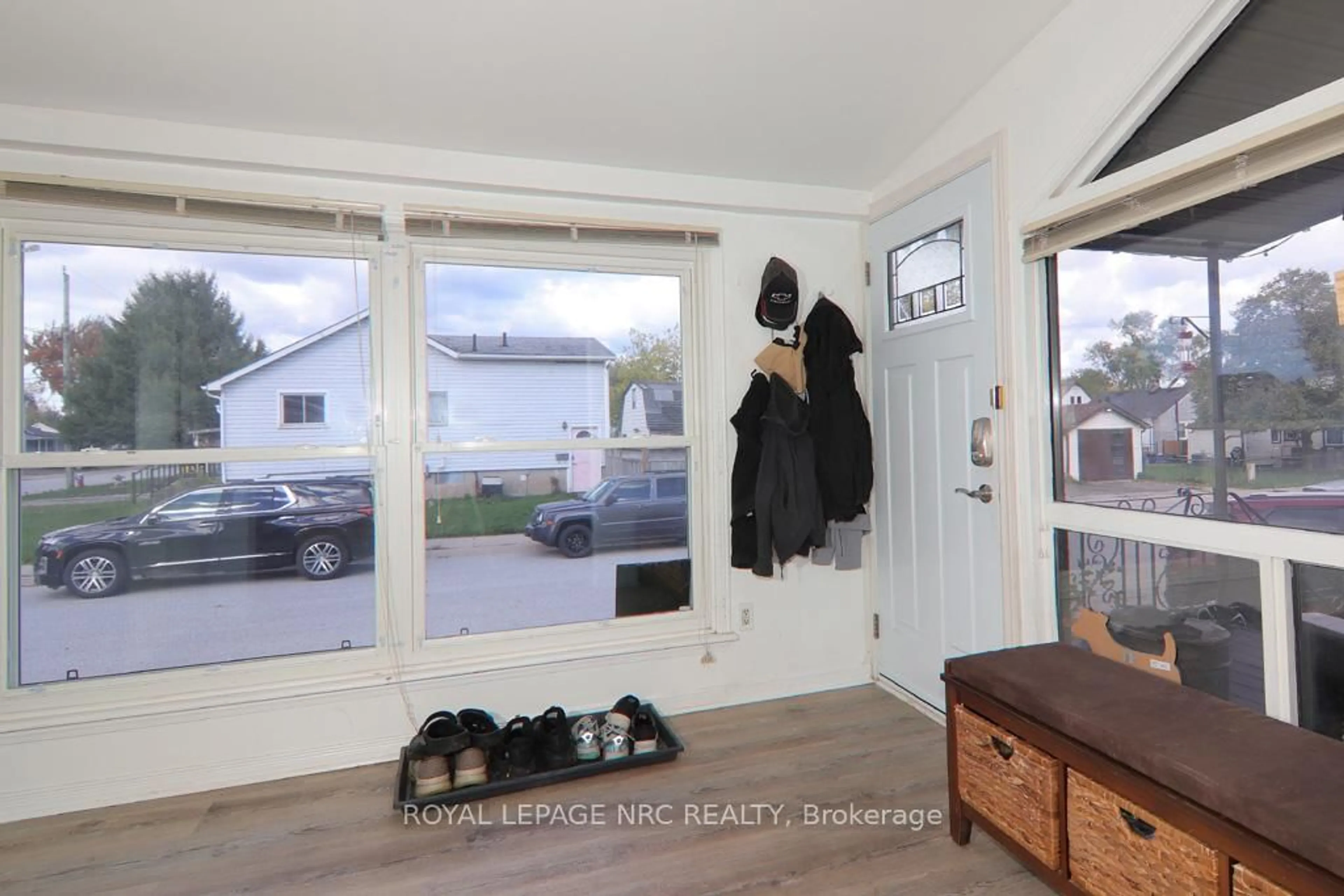 Indoor entryway for 5192 Hamilton St, Niagara Falls Ontario L2E 2W3