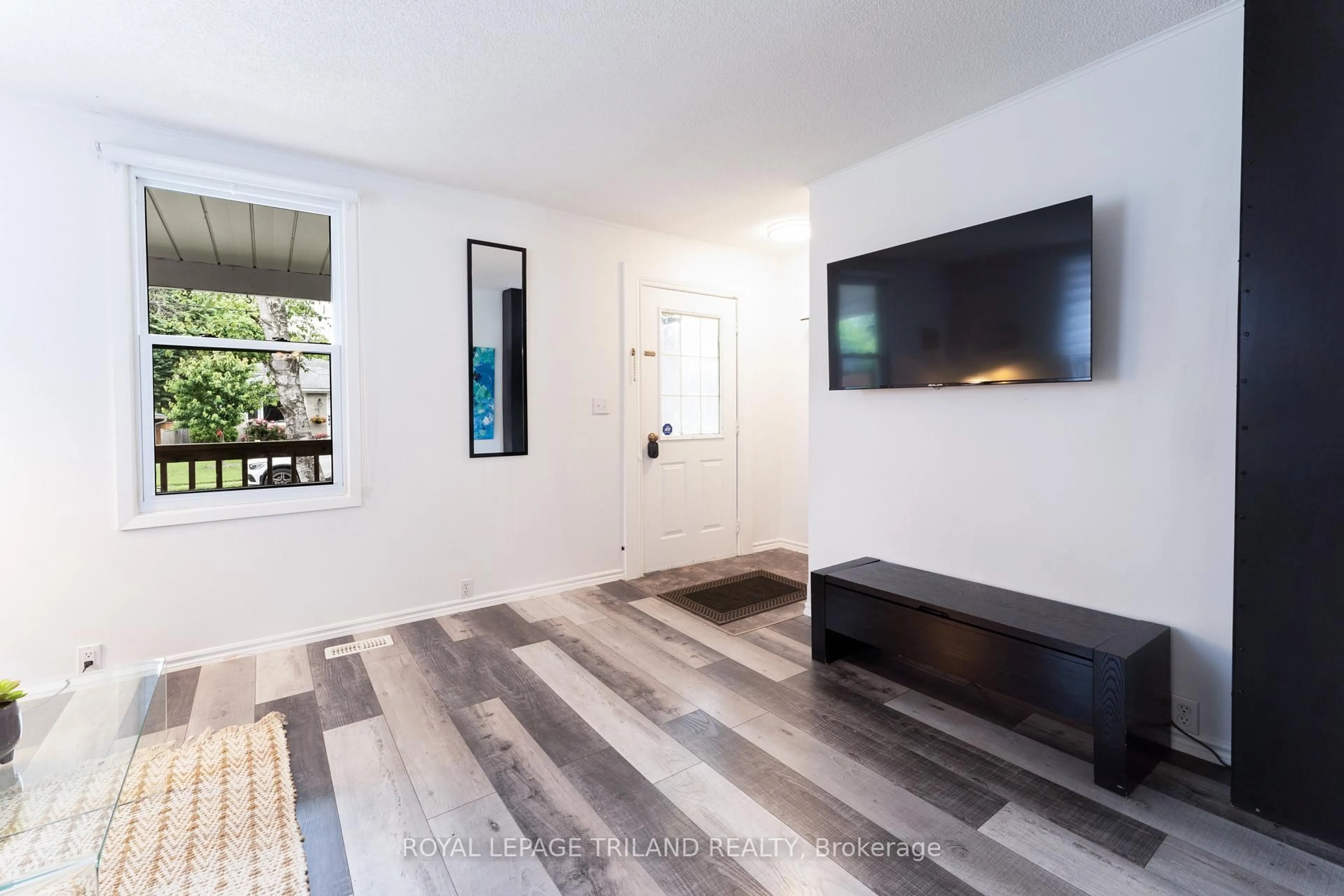 Indoor entryway for 326 Smith St, Central Elgin Ontario N5L 1C6