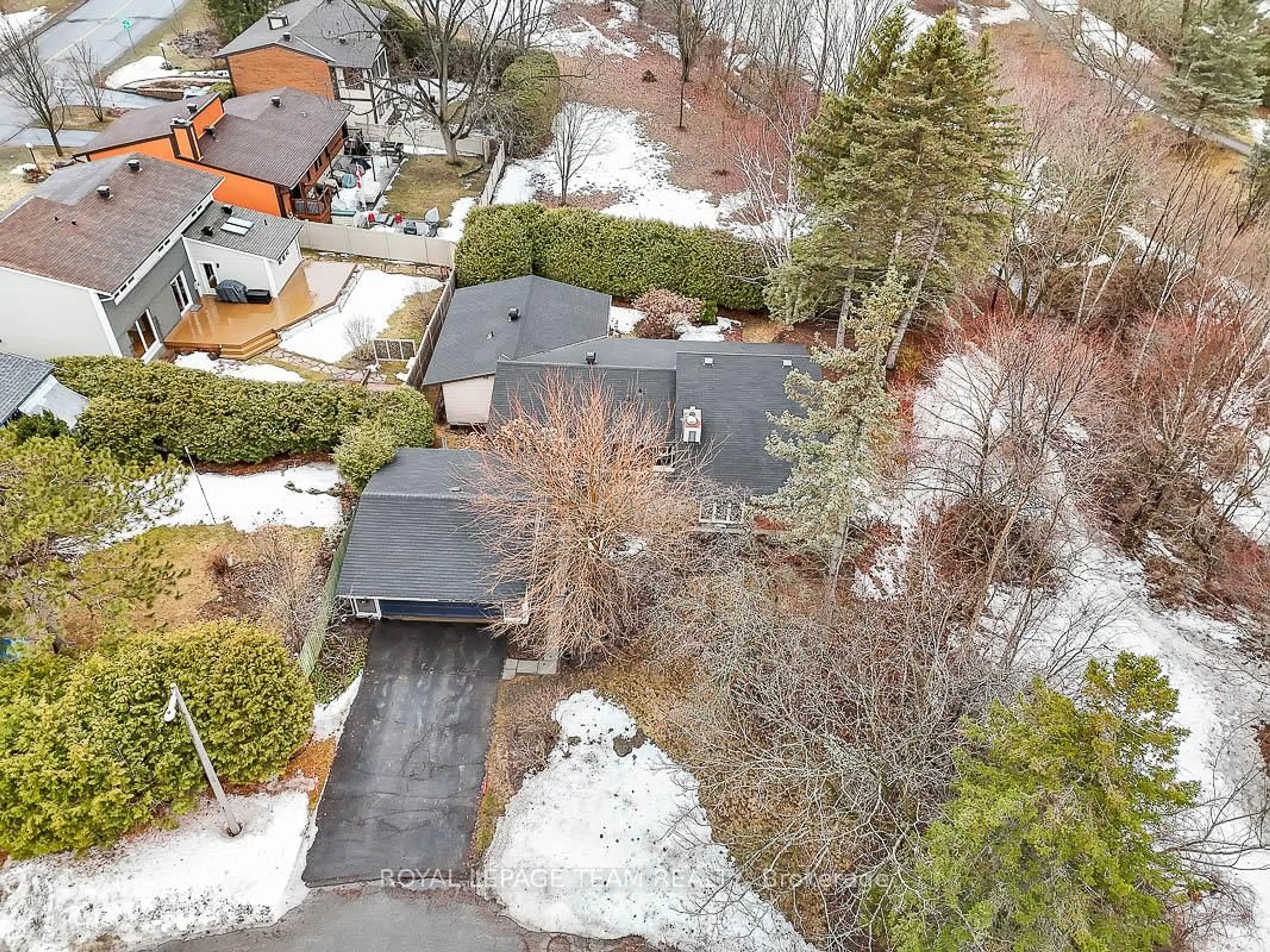 A pic from outside/outdoor area/front of a property/back of a property/a pic from drone, street for 26 Amundsen Cres, Ottawa Ontario K2L 1A7
