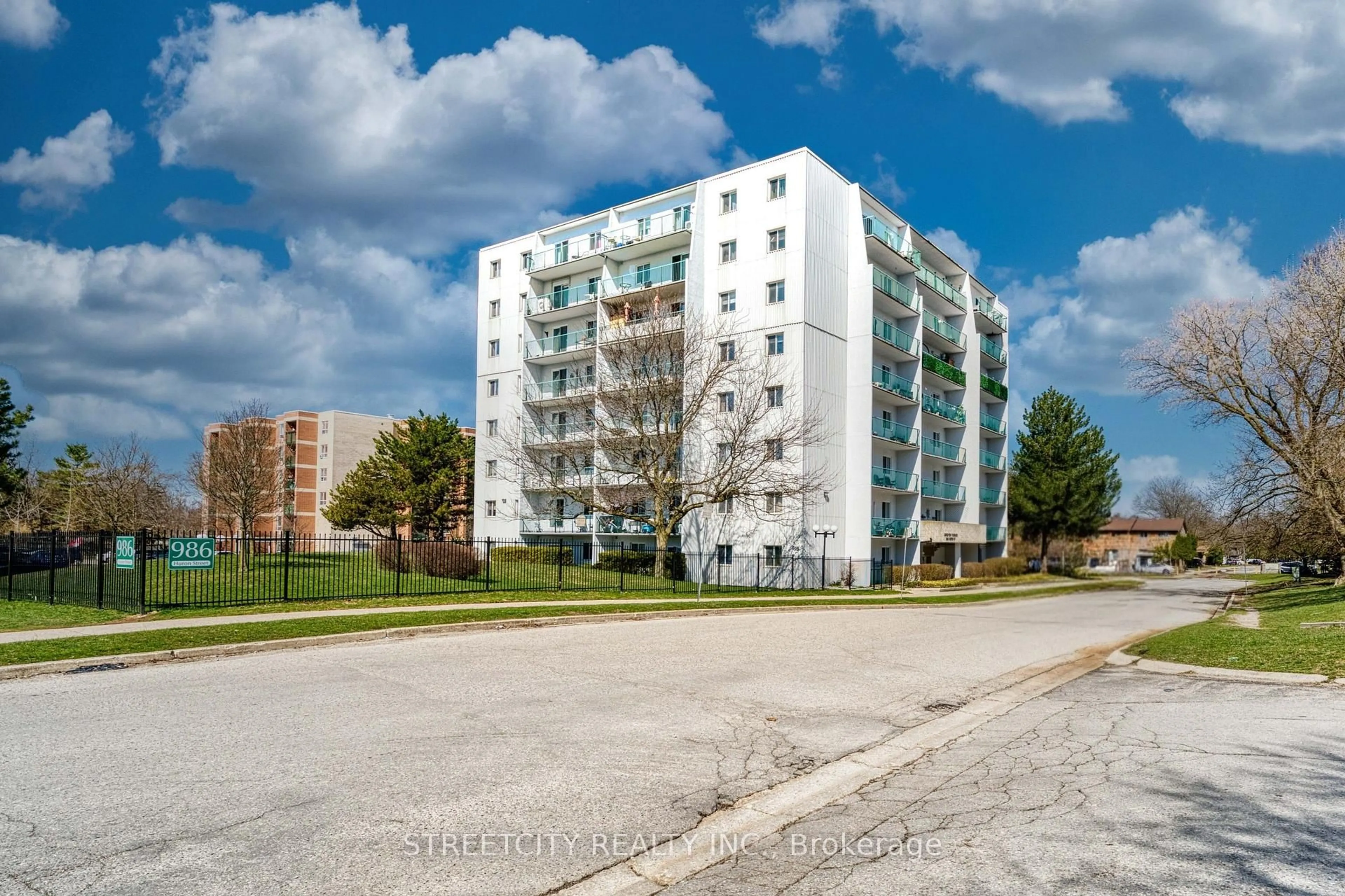 Unknown for 986 HURON St #401, London East Ontario N5Y 5E4
