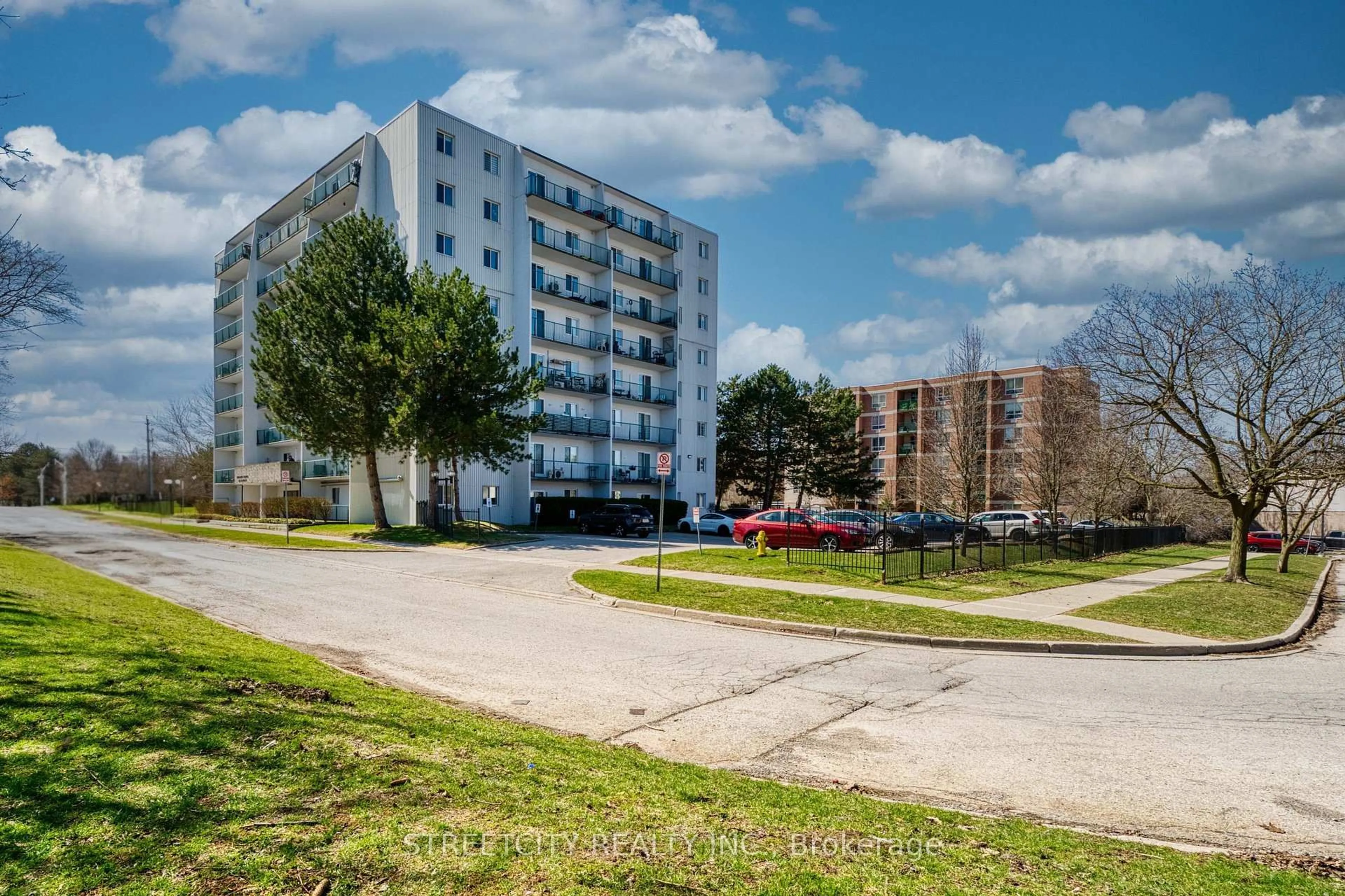 A pic from outside/outdoor area/front of a property/back of a property/a pic from drone, street for 986 HURON St #401, London East Ontario N5Y 5E4
