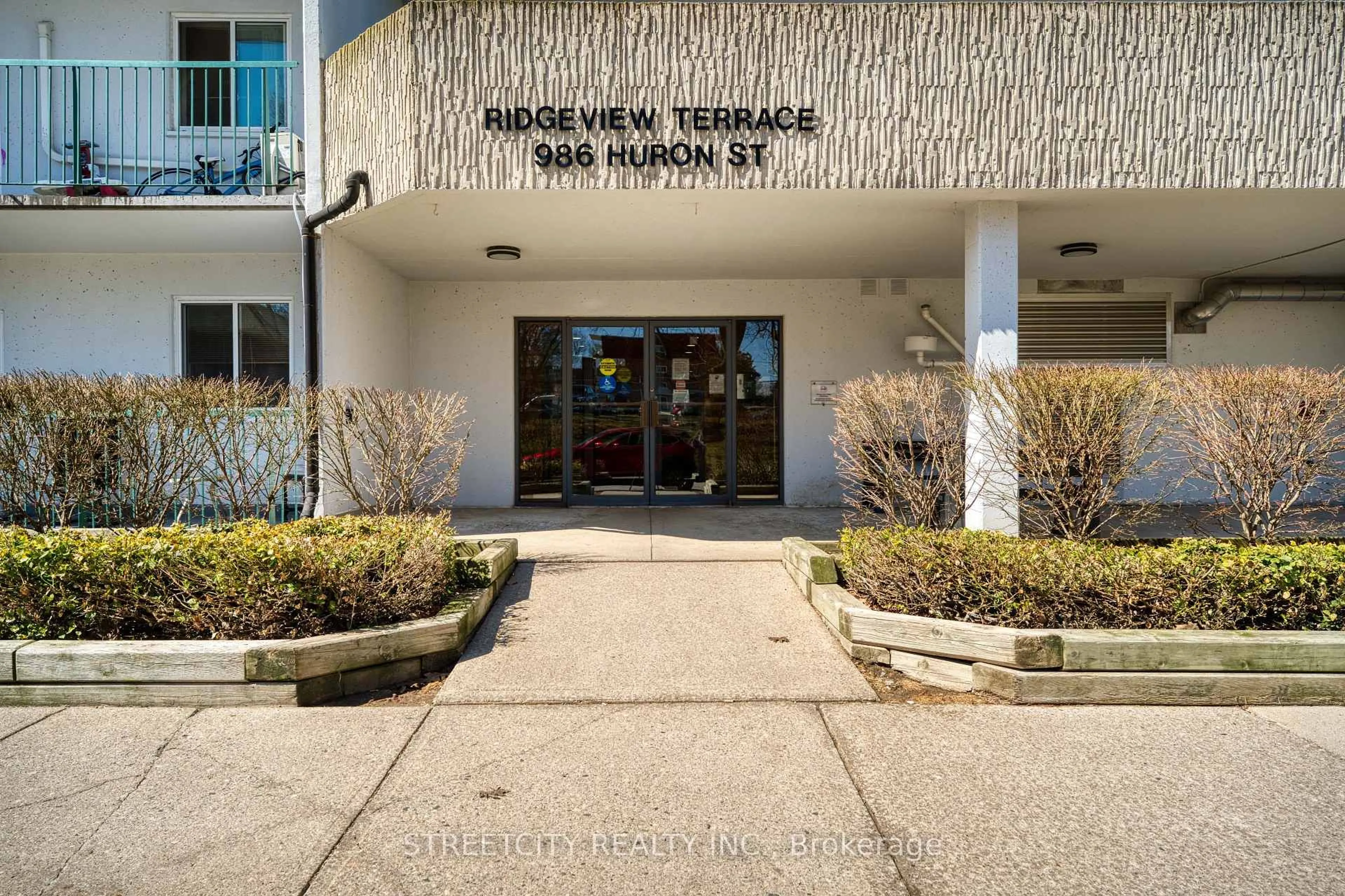 Indoor foyer for 986 HURON St #401, London East Ontario N5Y 5E4