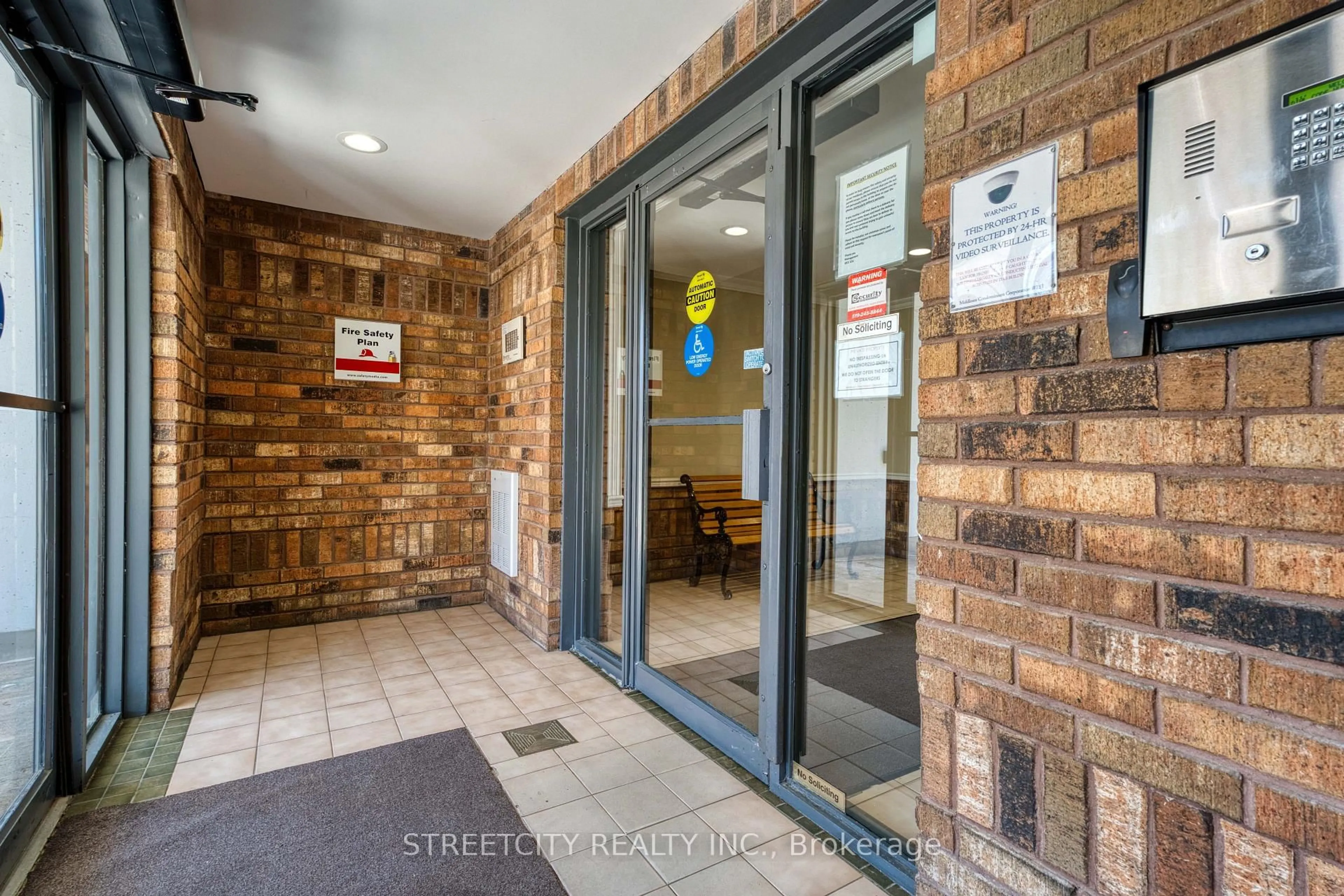 Indoor foyer for 986 HURON St #401, London East Ontario N5Y 5E4