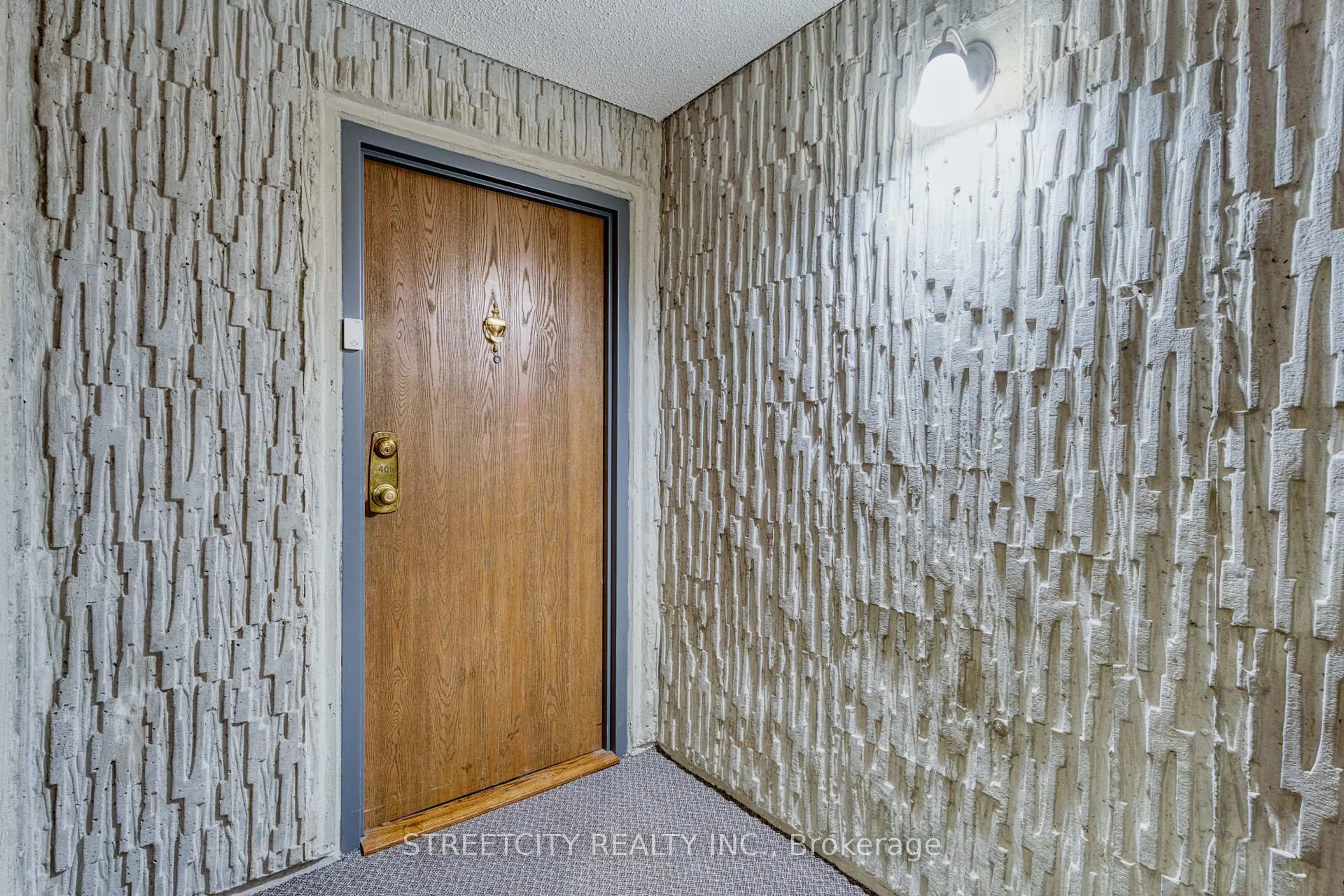 Indoor foyer for 986 HURON St #401, London East Ontario N5Y 5E4