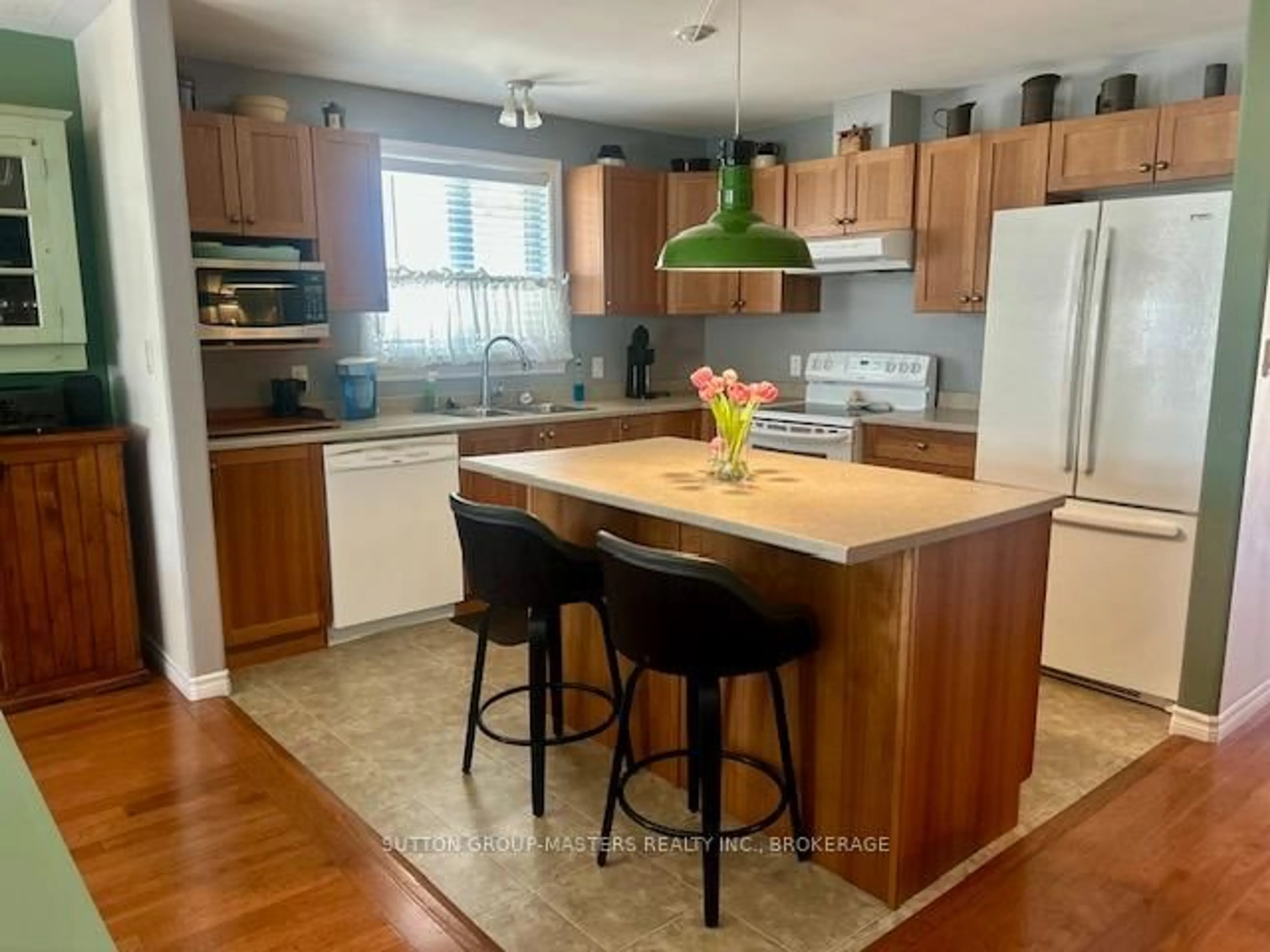 Open concept kitchen, wood/laminate floor for 124 Farmstead Crt, Kingston Ontario K7P 3H9