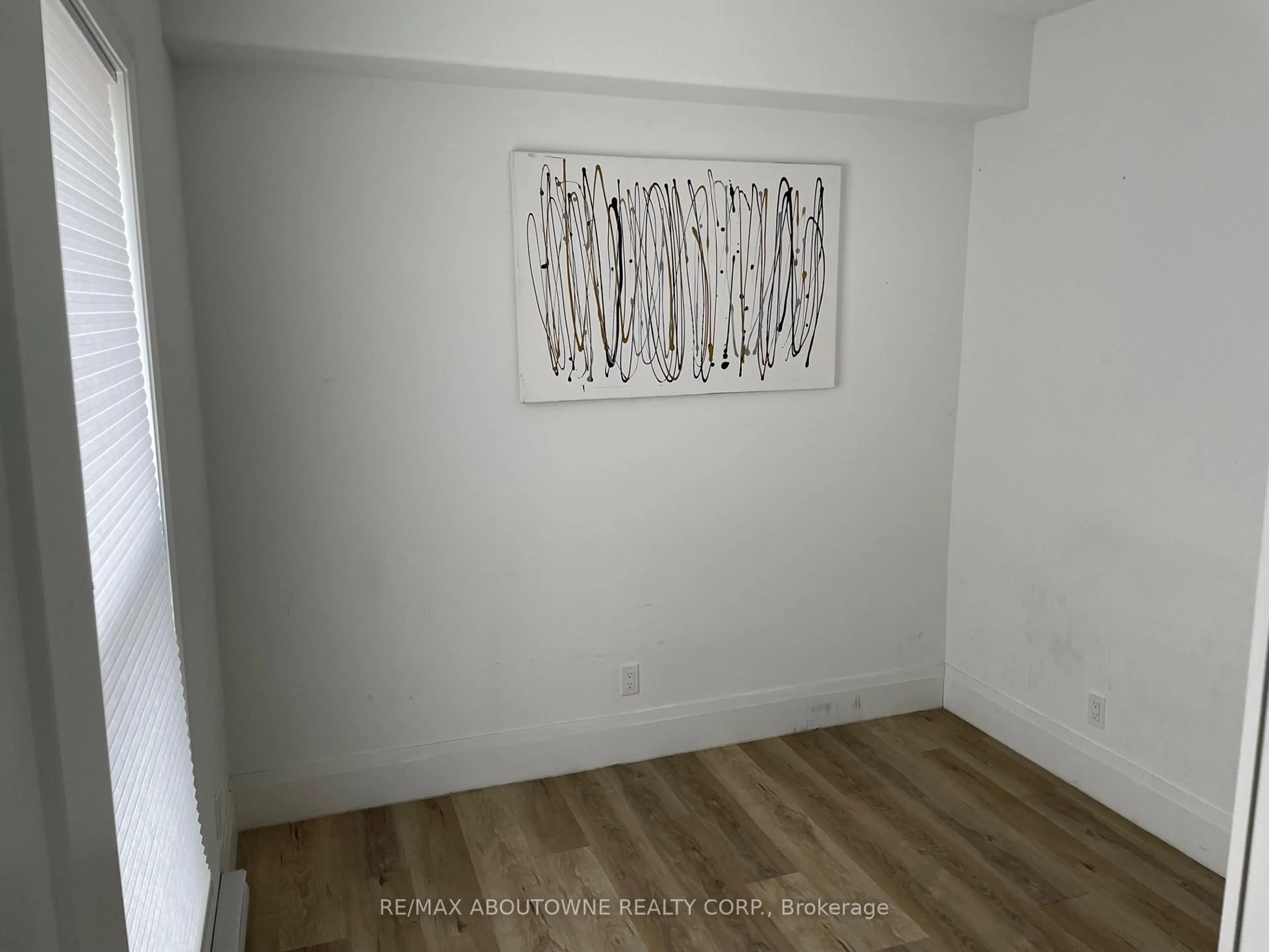 A pic of a room for 66 Wellington St, Hamilton Ontario L8N 2R1