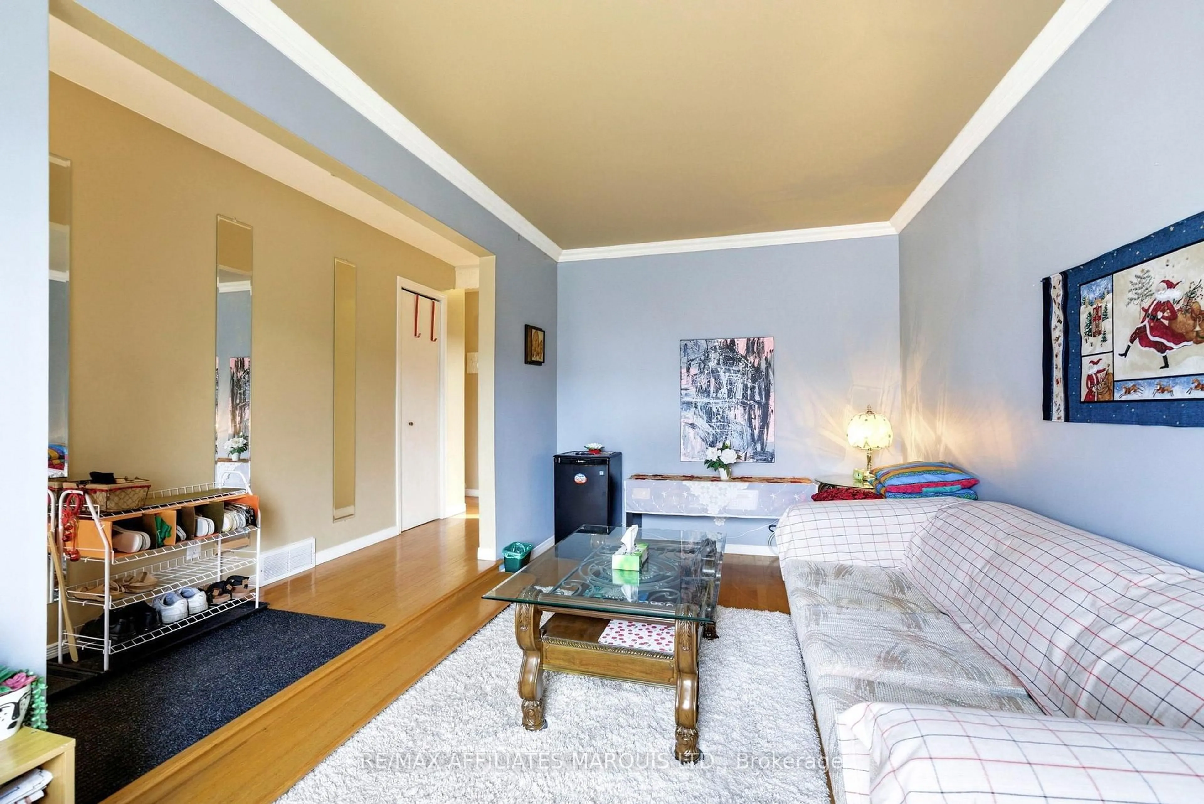 Living room with furniture, unknown for 672 Champlain Dr, Cornwall Ontario K6H 6P2