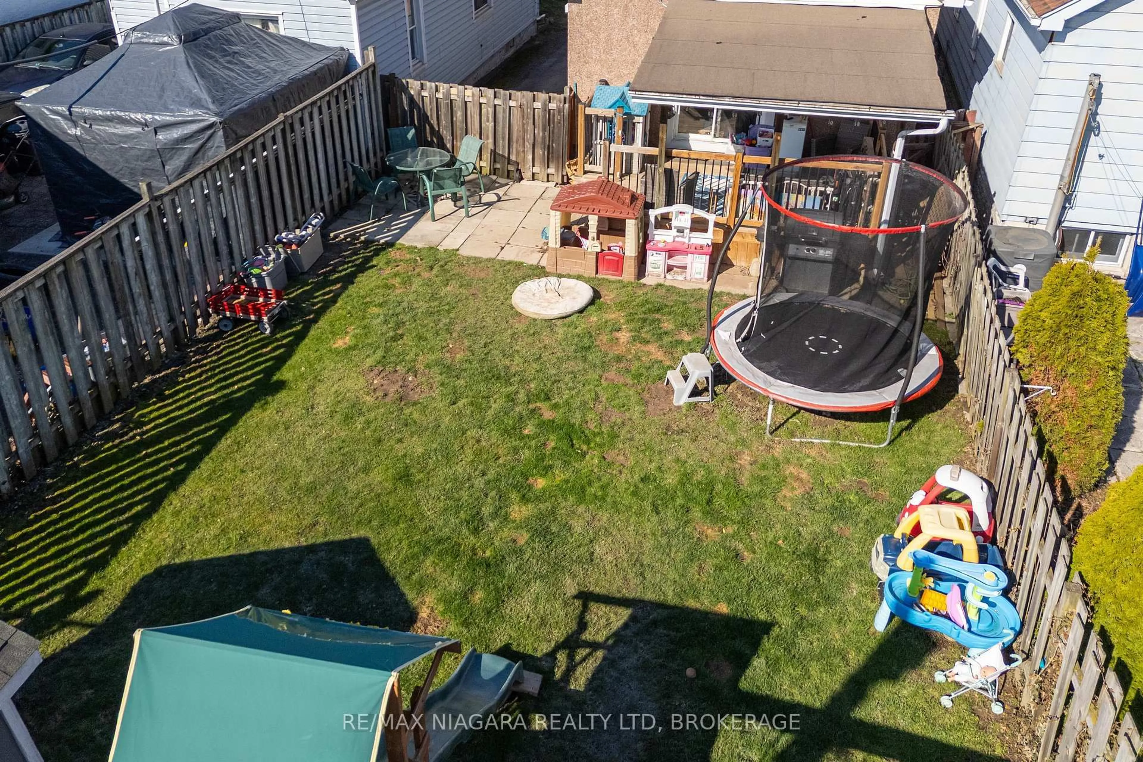 A pic from outside/outdoor area/front of a property/back of a property/a pic from drone, unknown for 110 Mcalpine Ave, Welland Ontario L3B 1T6