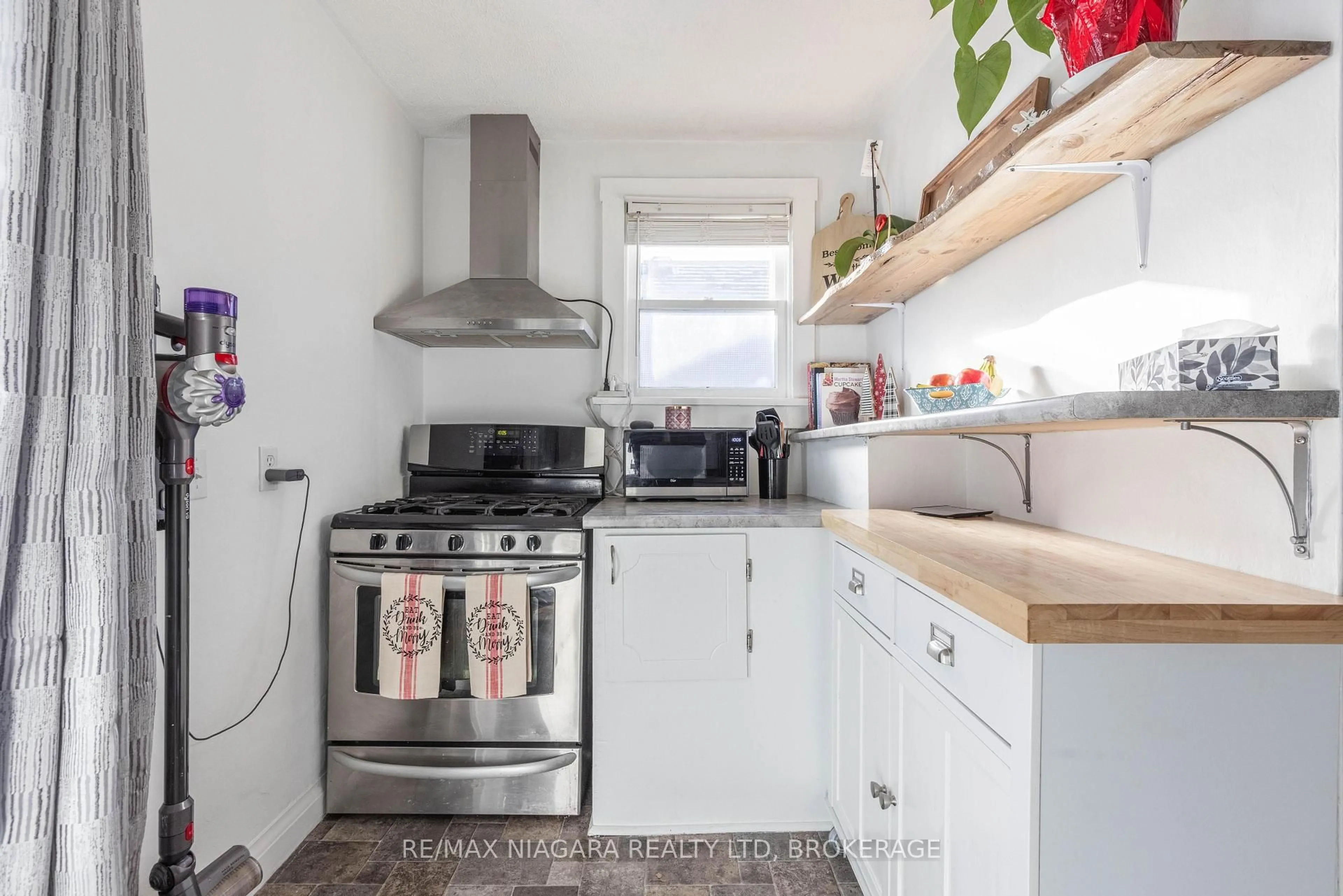 Standard kitchen, unknown for 110 Mcalpine Ave, Welland Ontario L3B 1T6