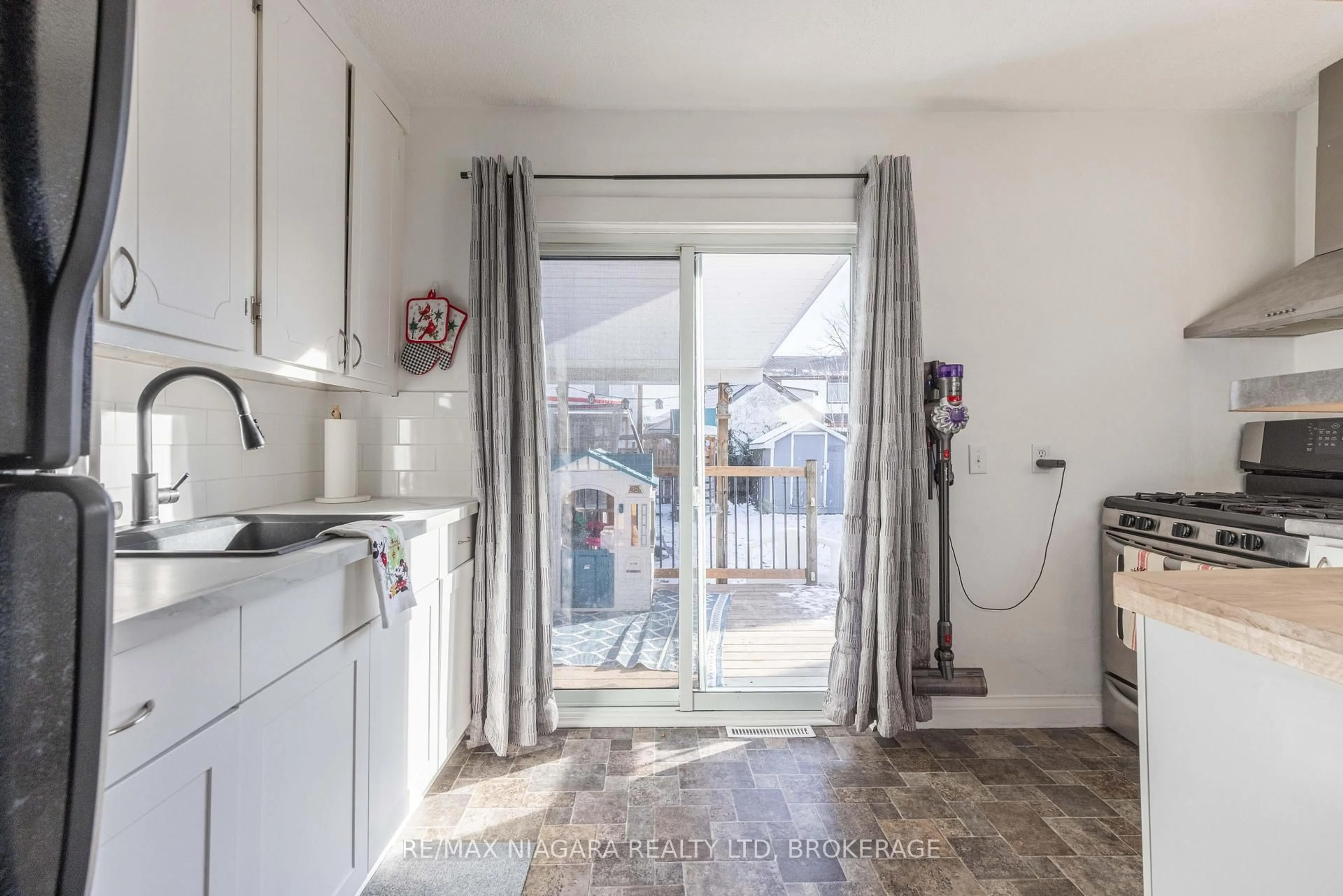 Laundry room for 110 Mcalpine Ave, Welland Ontario L3B 1T6