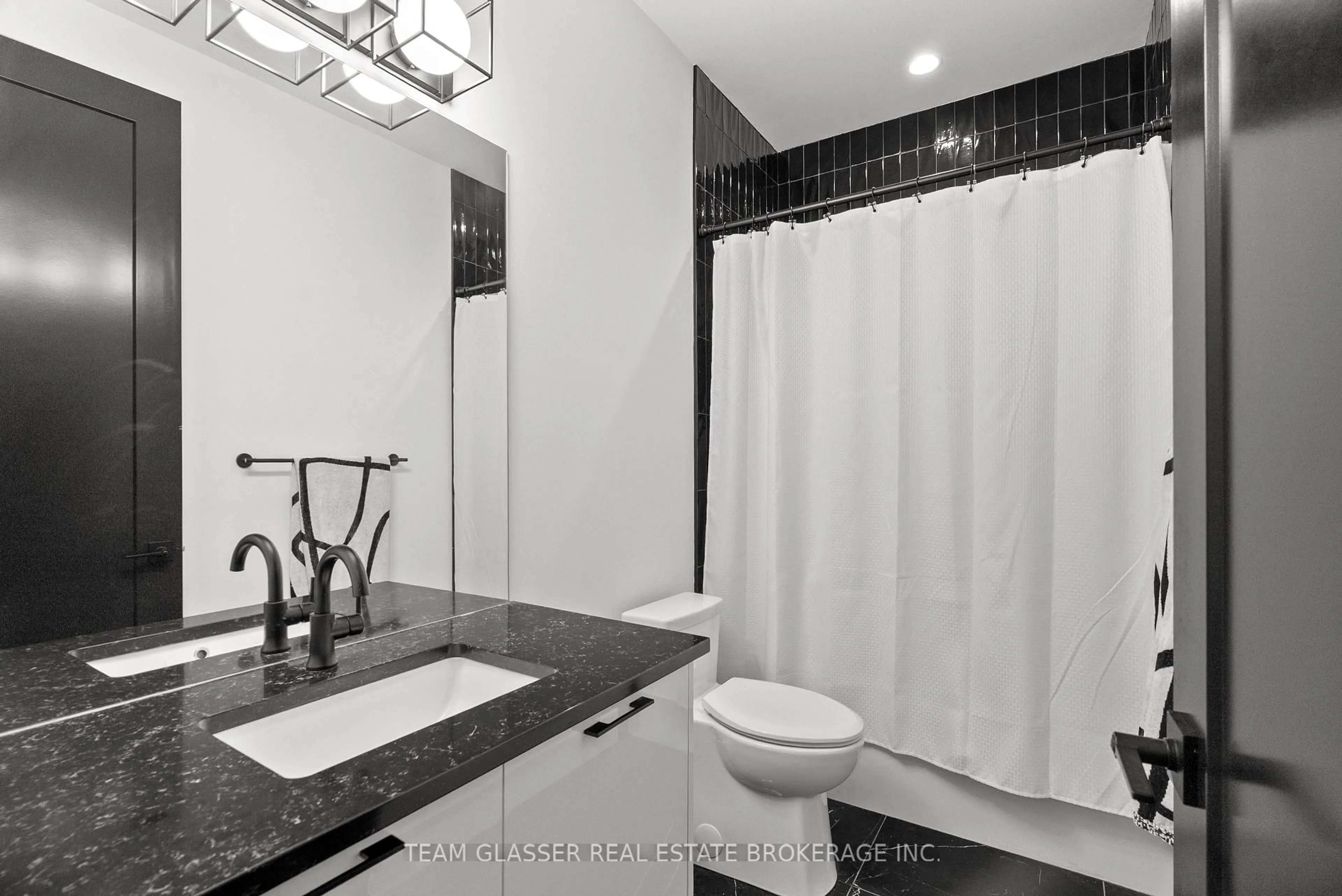 Standard bathroom, ceramic/tile floor for 10143 Pinery Bluffs Rd, Lambton Shores Ontario N0M 1T0