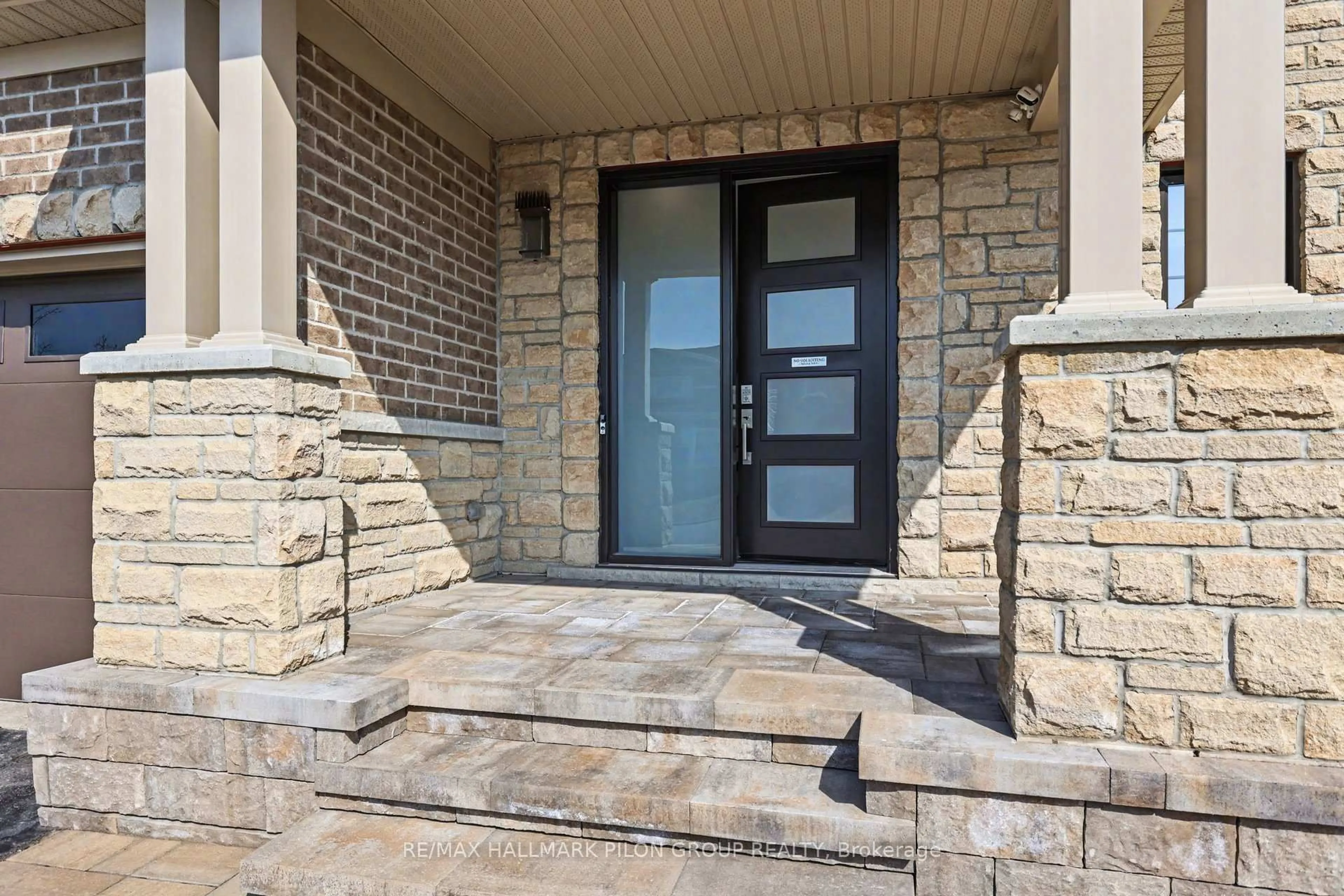 Indoor entryway for 236 Esturgeon St, Orleans Ontario K4A 1G5