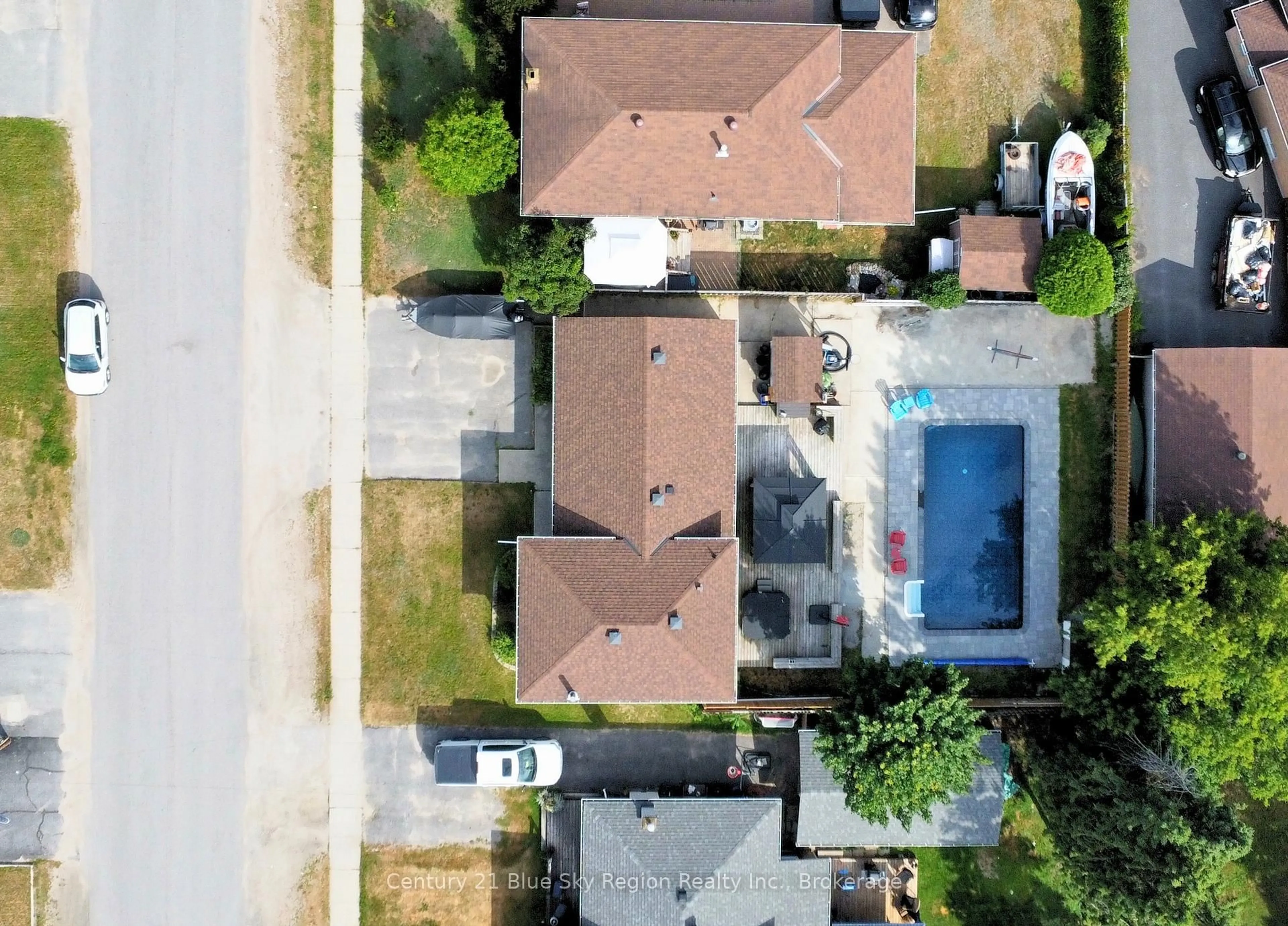 A pic from outside/outdoor area/front of a property/back of a property/a pic from drone, street for 47 Joseph St, North Bay Ontario P1A 1L7