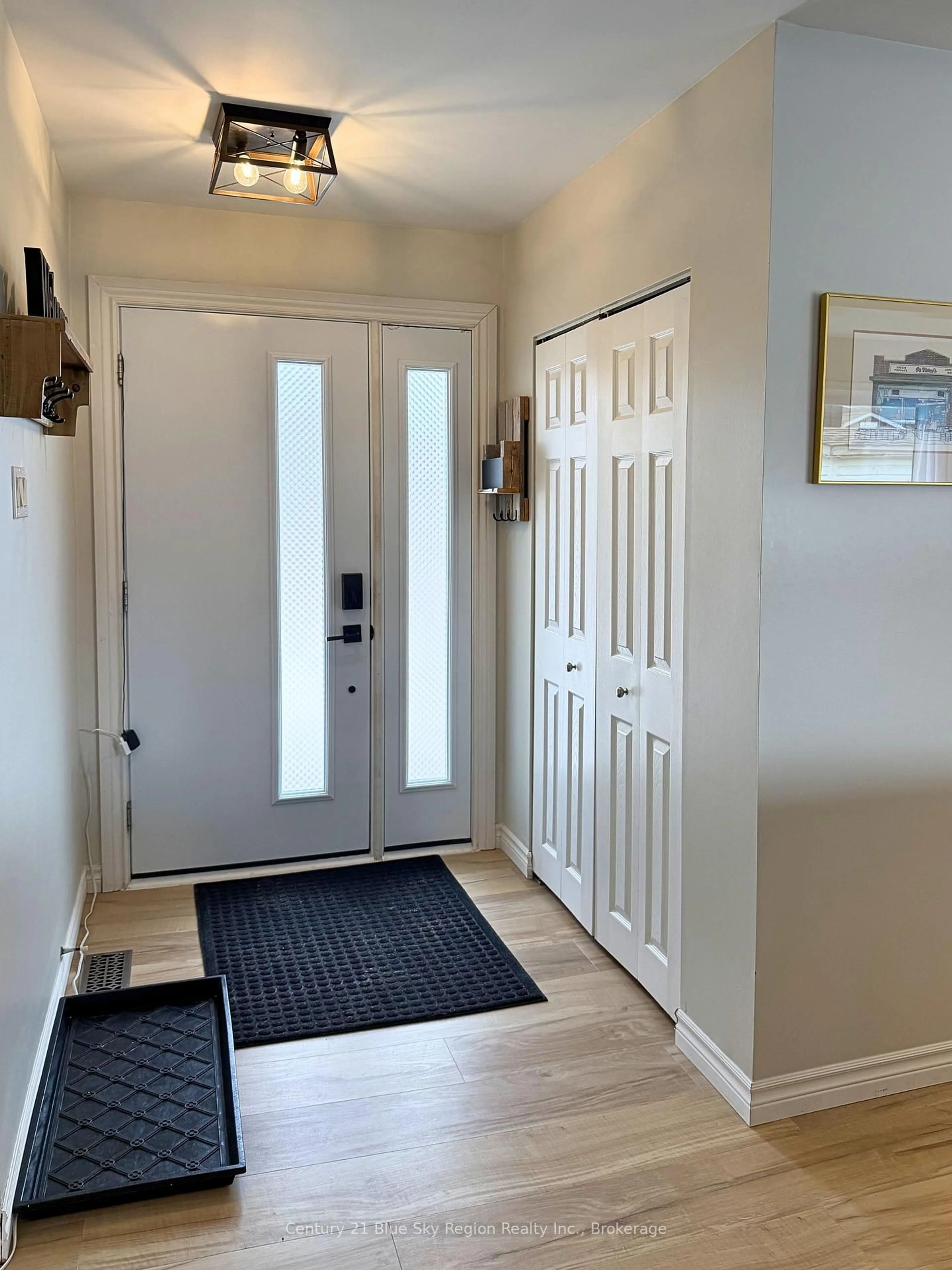 Indoor entryway for 47 Joseph St, North Bay Ontario P1A 1L7