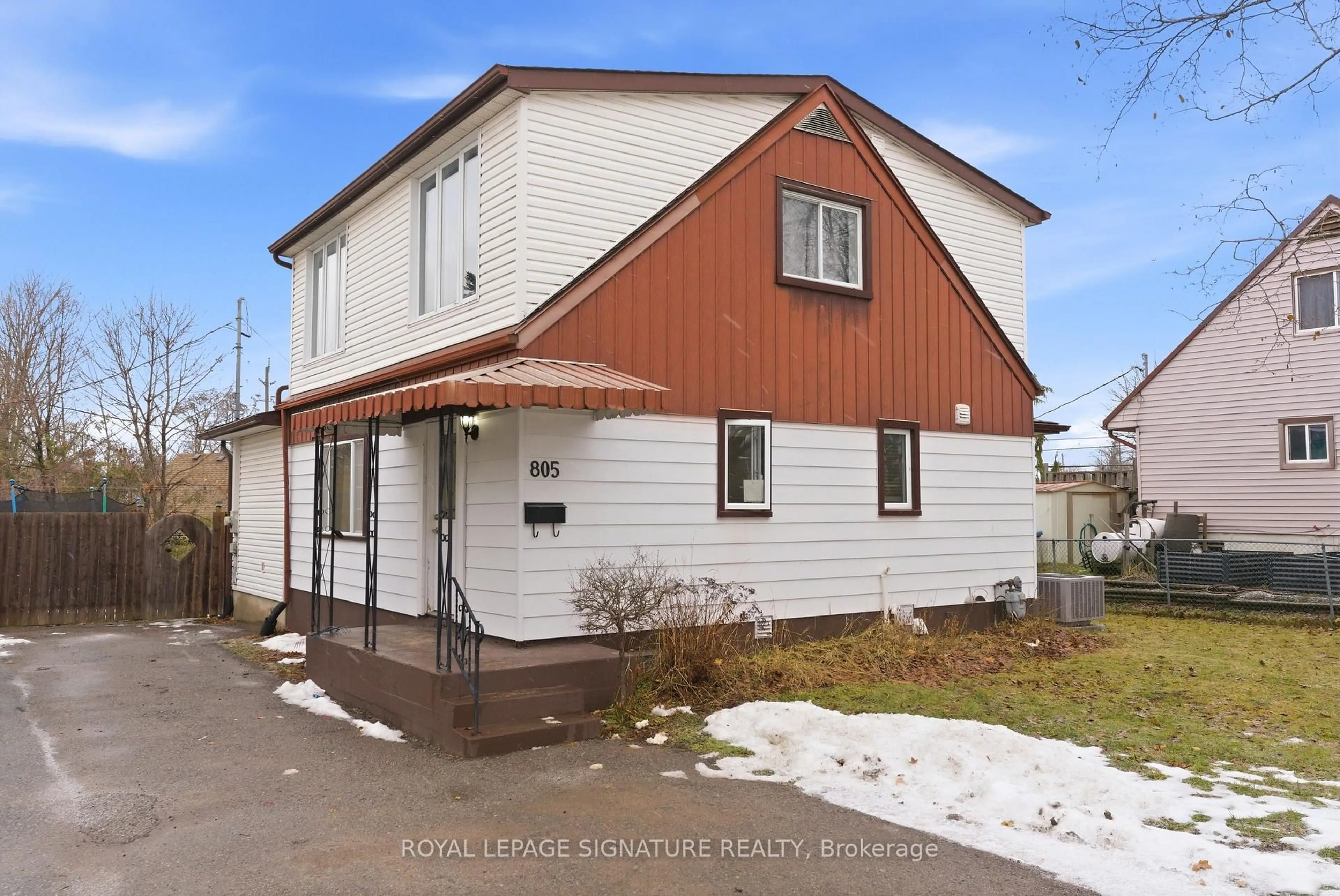 Home with vinyl exterior material, building for 805 Morphet Ave, Peterborough Ontario K9J 2X7