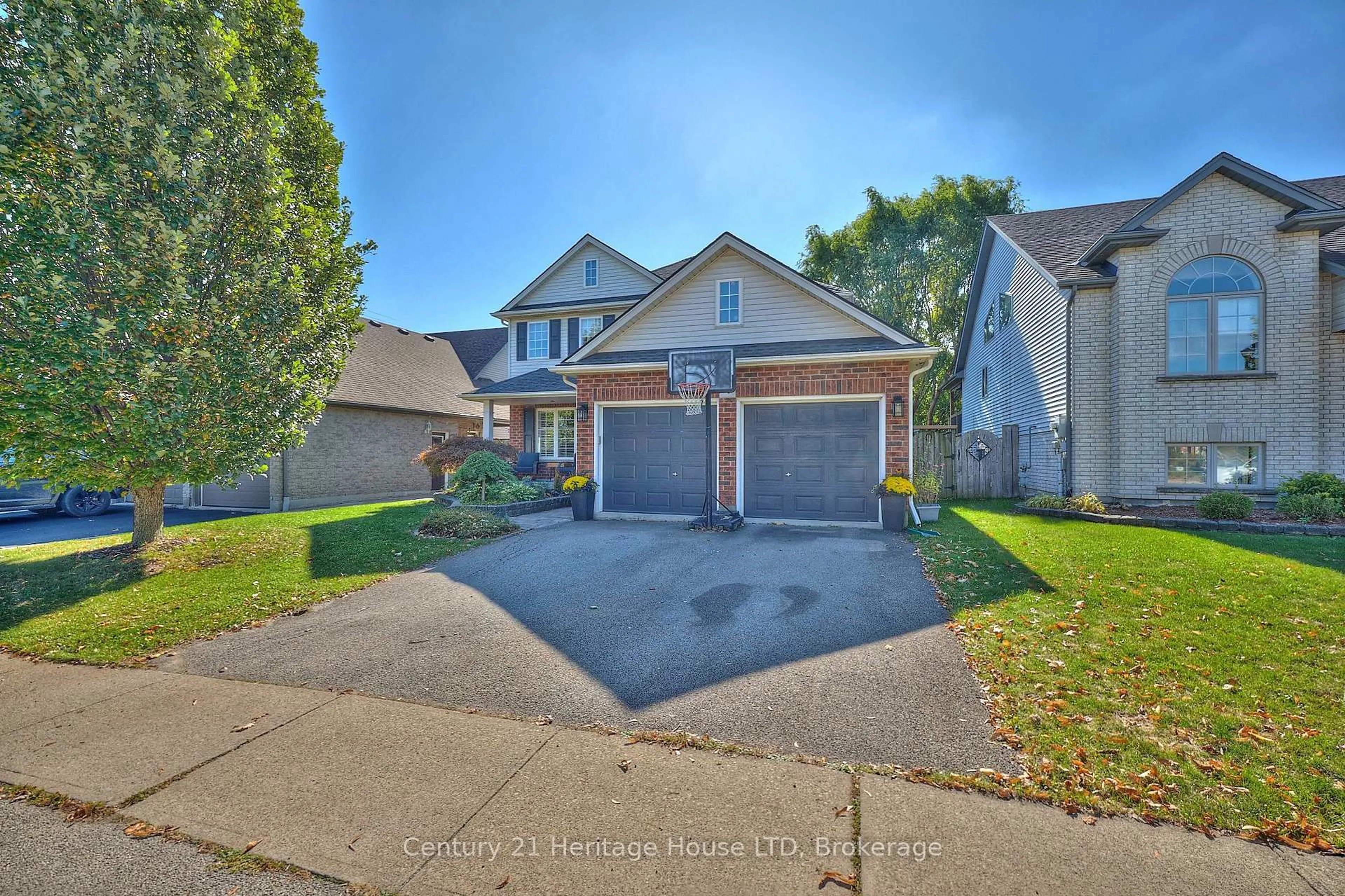 A pic from outside/outdoor area/front of a property/back of a property/a pic from drone, street for 4 Arlene St, St. Catharines Ontario L2S 4C9