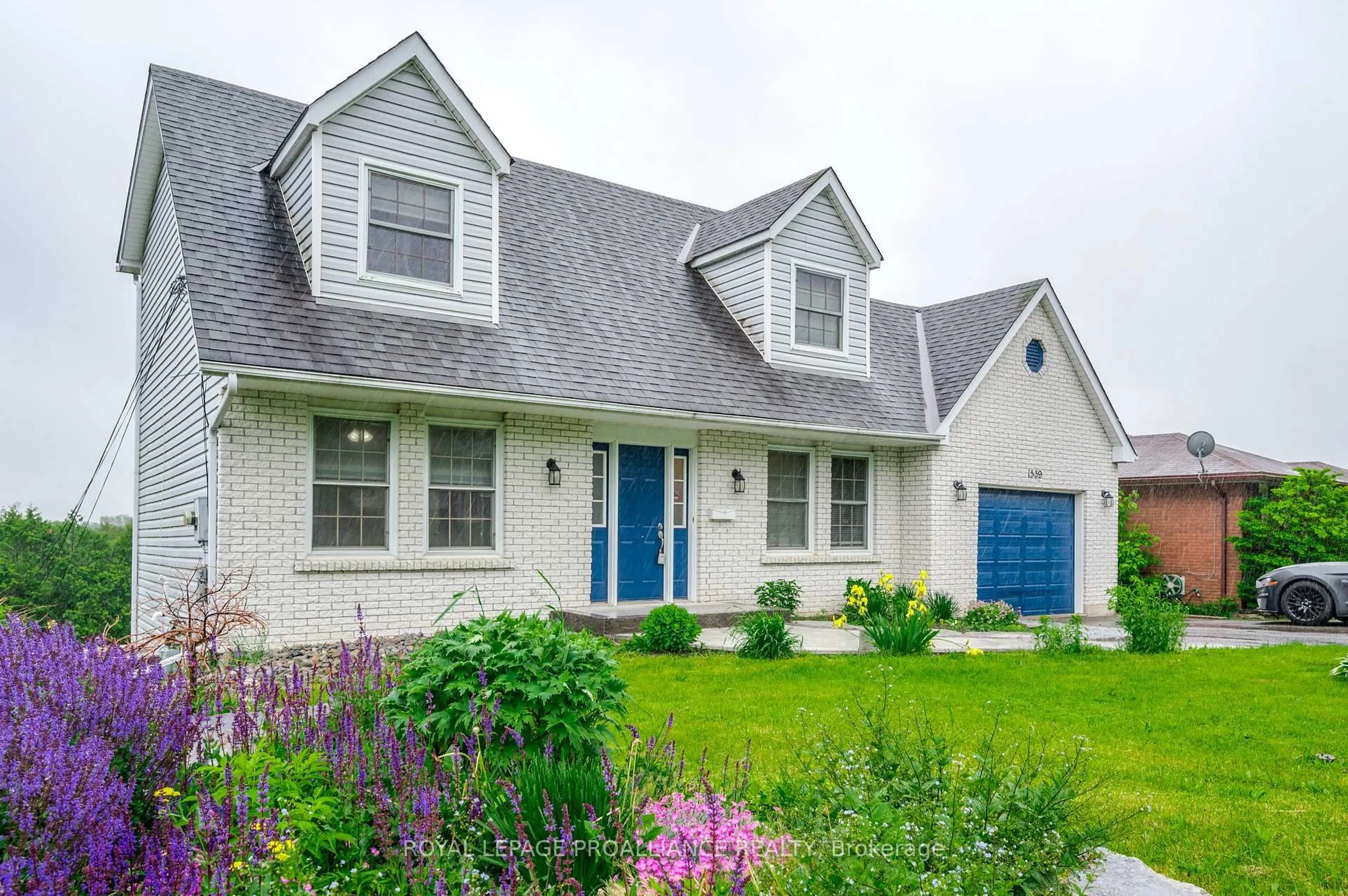 Home with vinyl exterior material, street for 1539 Cherryhill Rd, Peterborough Ontario K9K 1A7