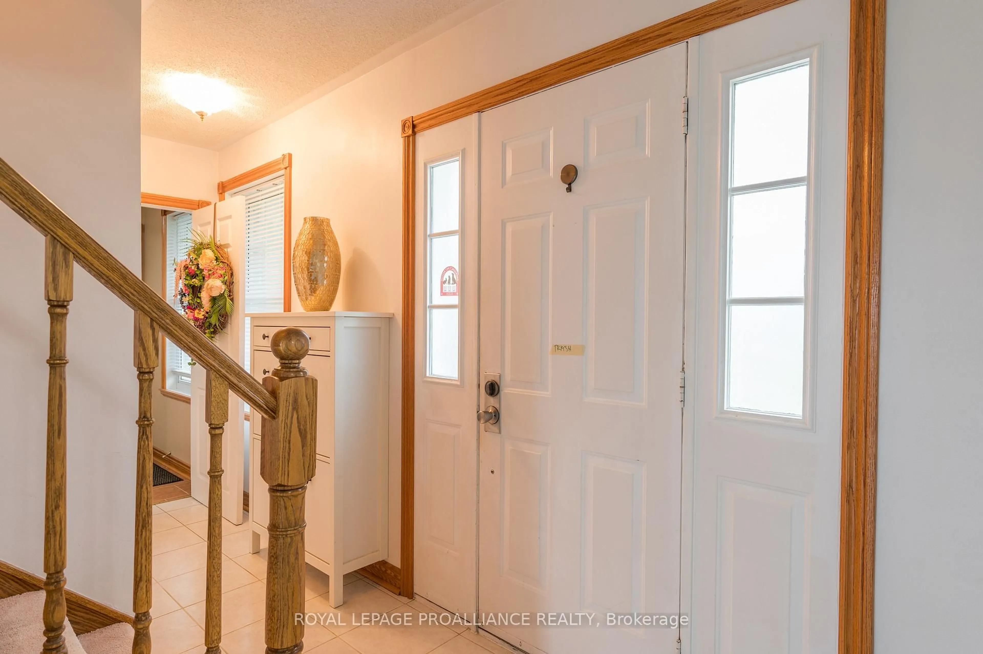 Indoor entryway for 1539 Cherryhill Rd, Peterborough Ontario K9K 1A7