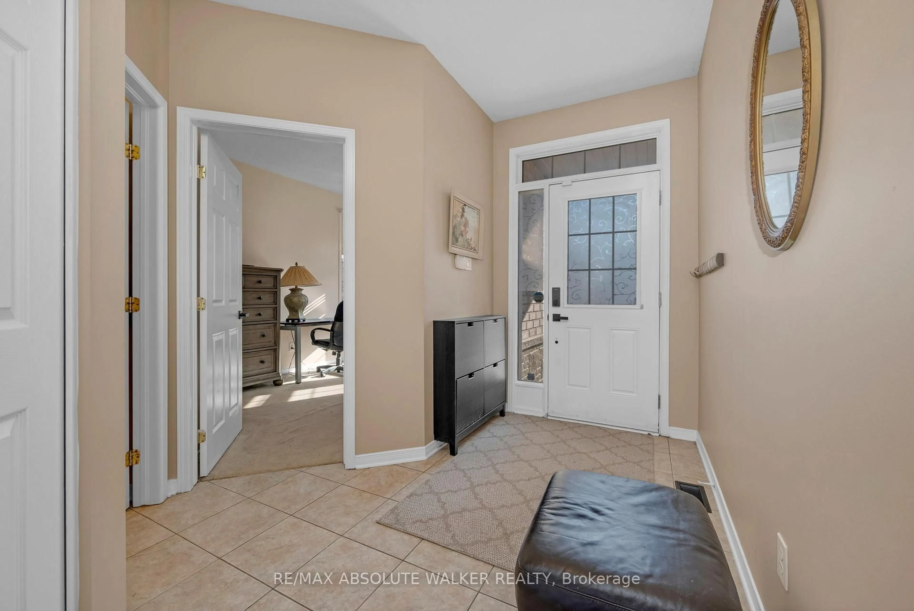 Indoor entryway for 1024 Marconi Ave, Kanata Ontario K2W 0C8