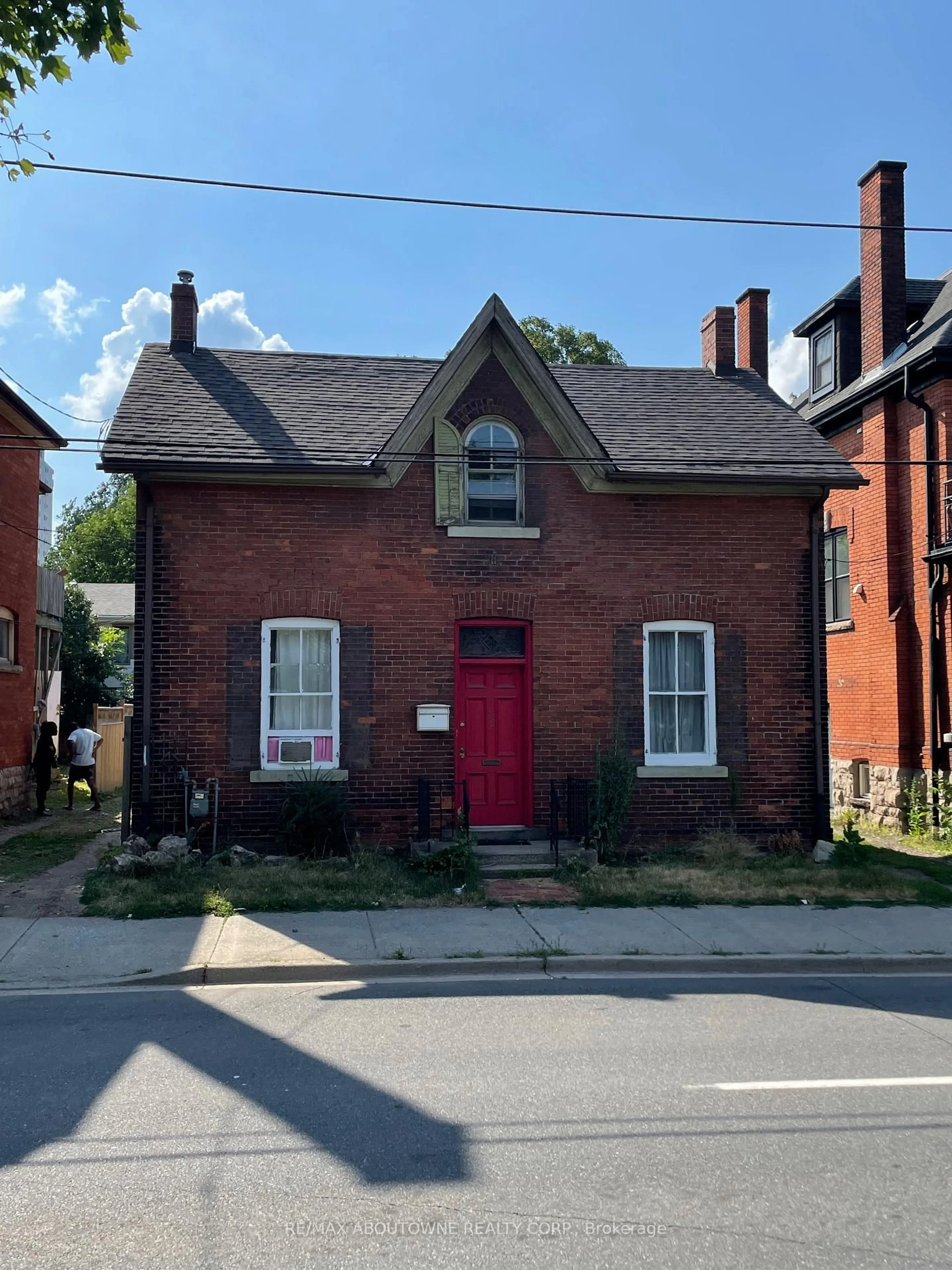 Home with brick exterior material, building for 70 Wellington St, Hamilton Ontario L8N 2R1