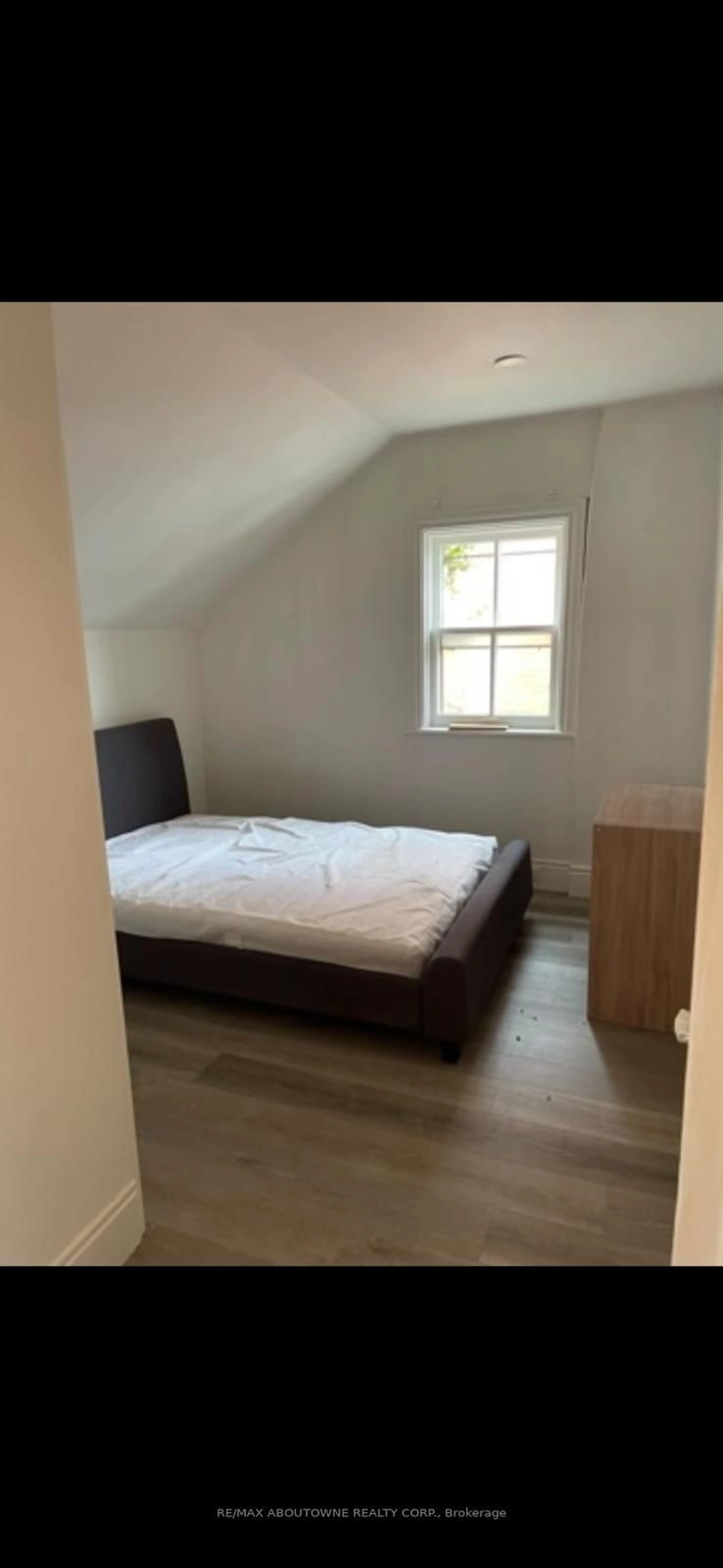 A pic of a room for 70 Wellington St, Hamilton Ontario L8N 2R1