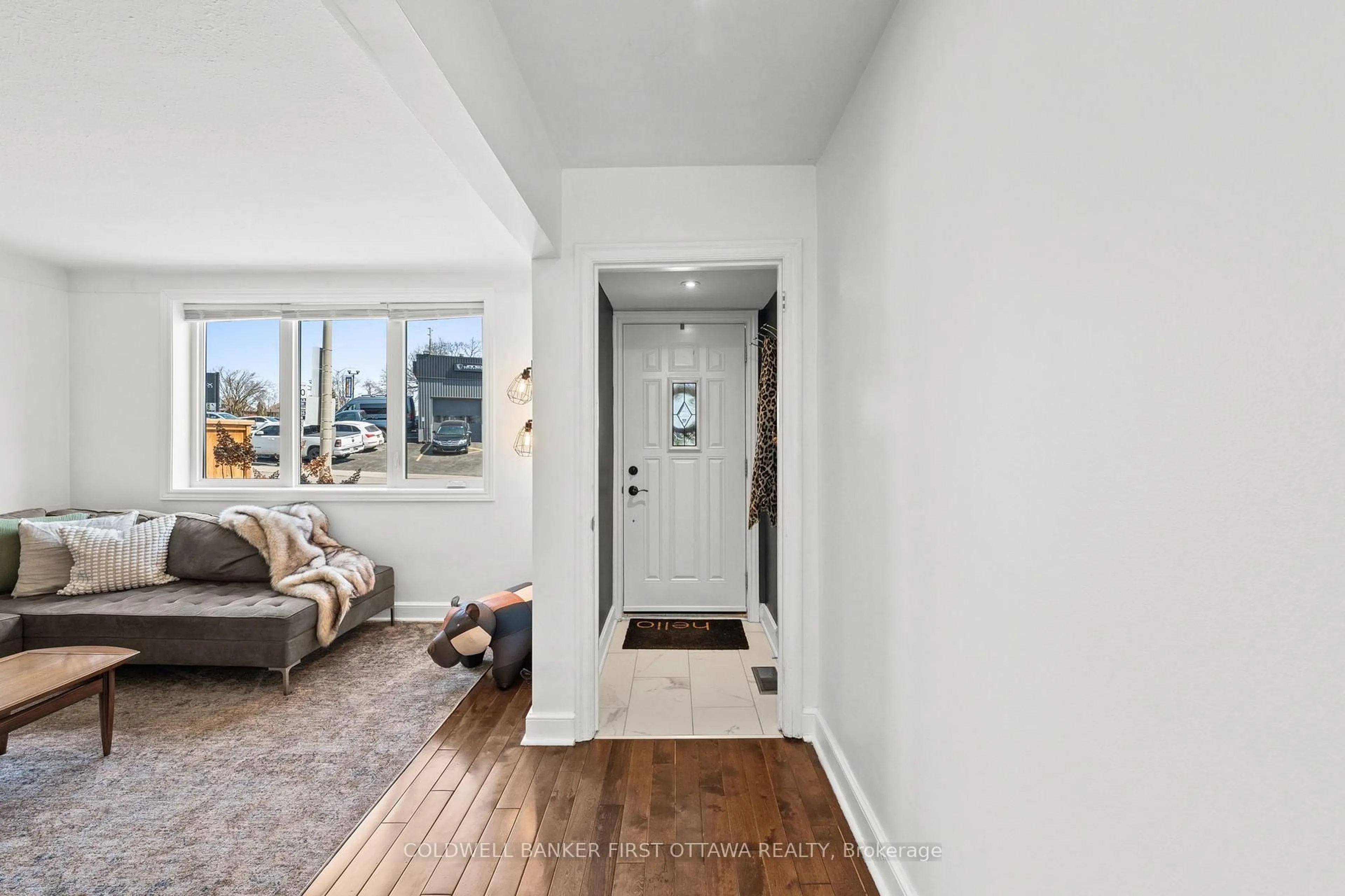 Indoor entryway for 12 Stevenson Ave, Ottawa Ontario K1Z 6N1