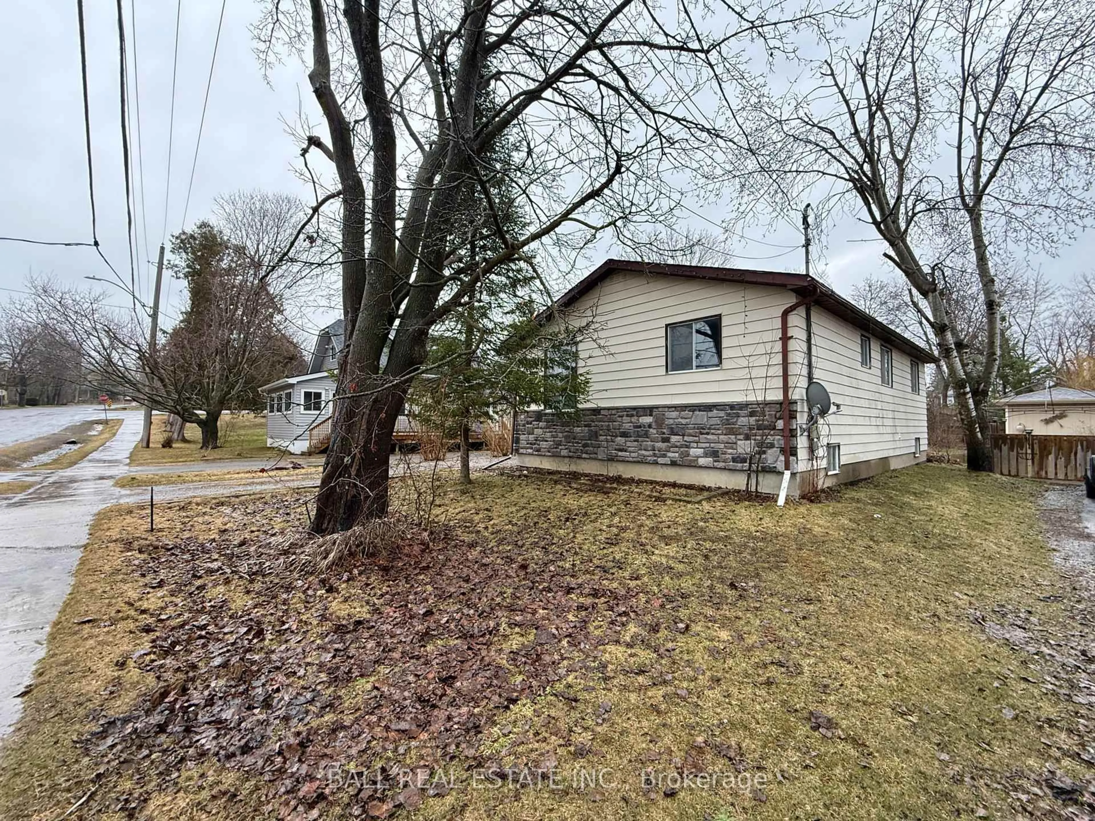 A pic from outside/outdoor area/front of a property/back of a property/a pic from drone, street for 21 Colbourne St, Selwyn Ontario K0L 2H0