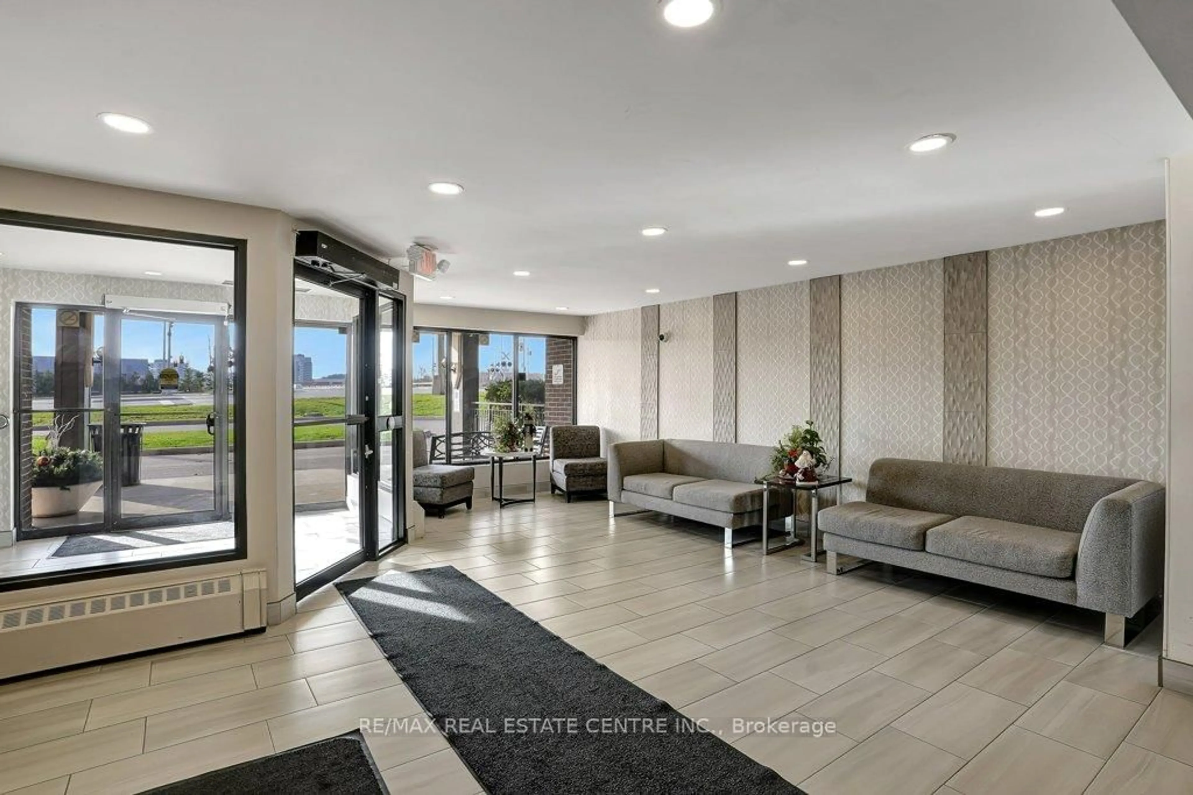 Indoor foyer for 1100 Courtland Ave #107, Kitchener Ontario N2C 2H9