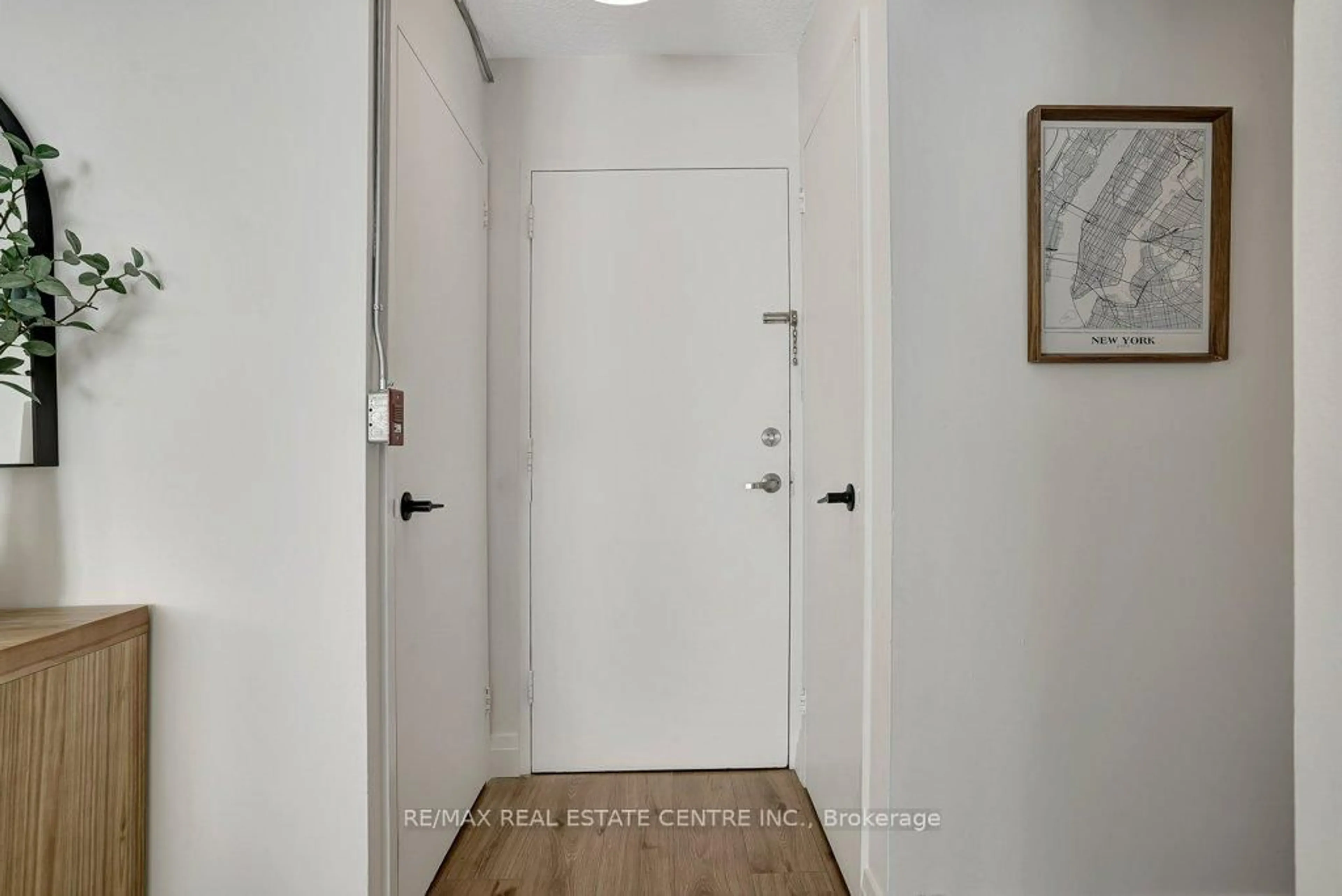 Indoor entryway for 1100 Courtland Ave #107, Kitchener Ontario N2C 2H9