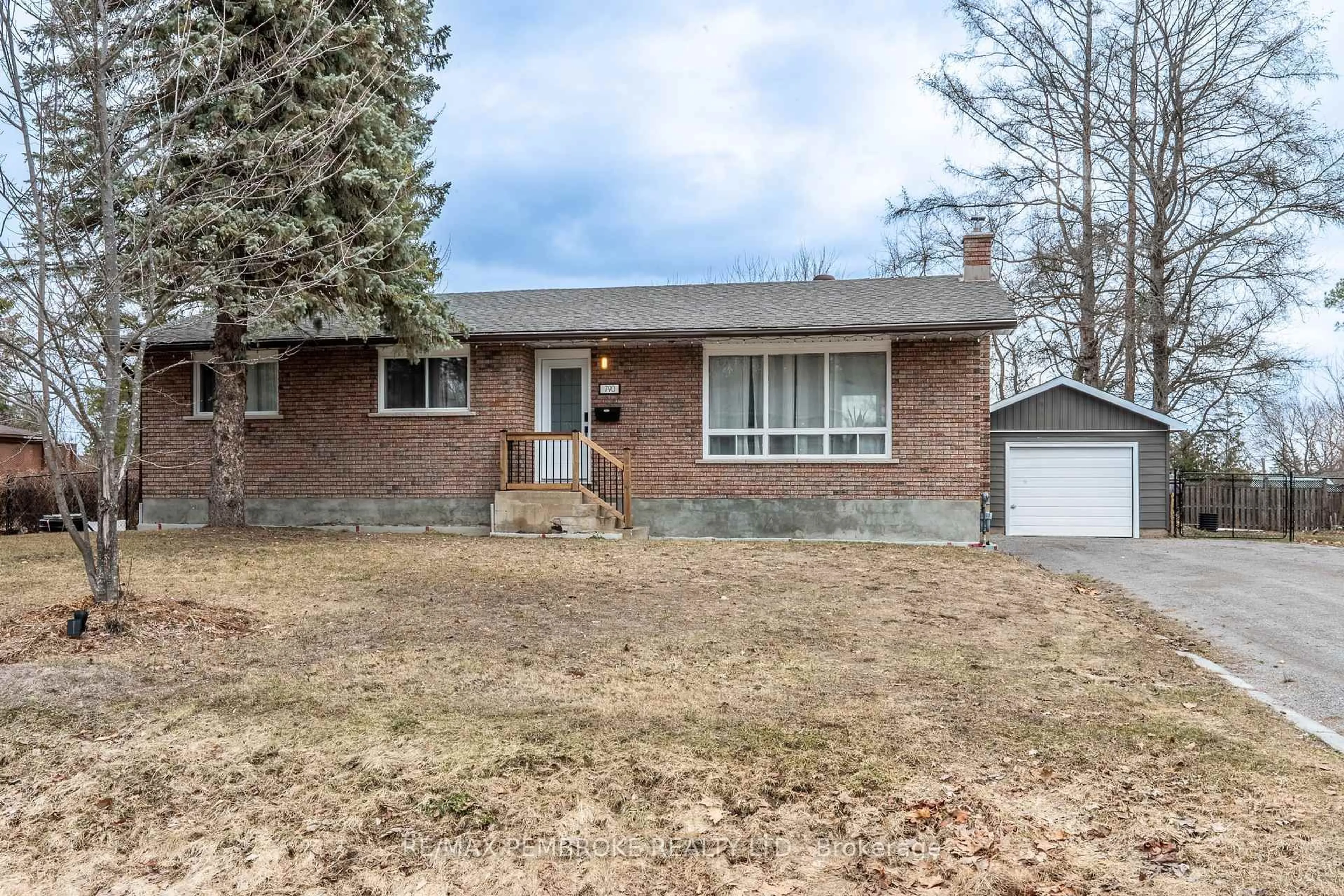 Home with brick exterior material, street for 790 Lakeview Dr, Petawawa Ontario K8A 7E9