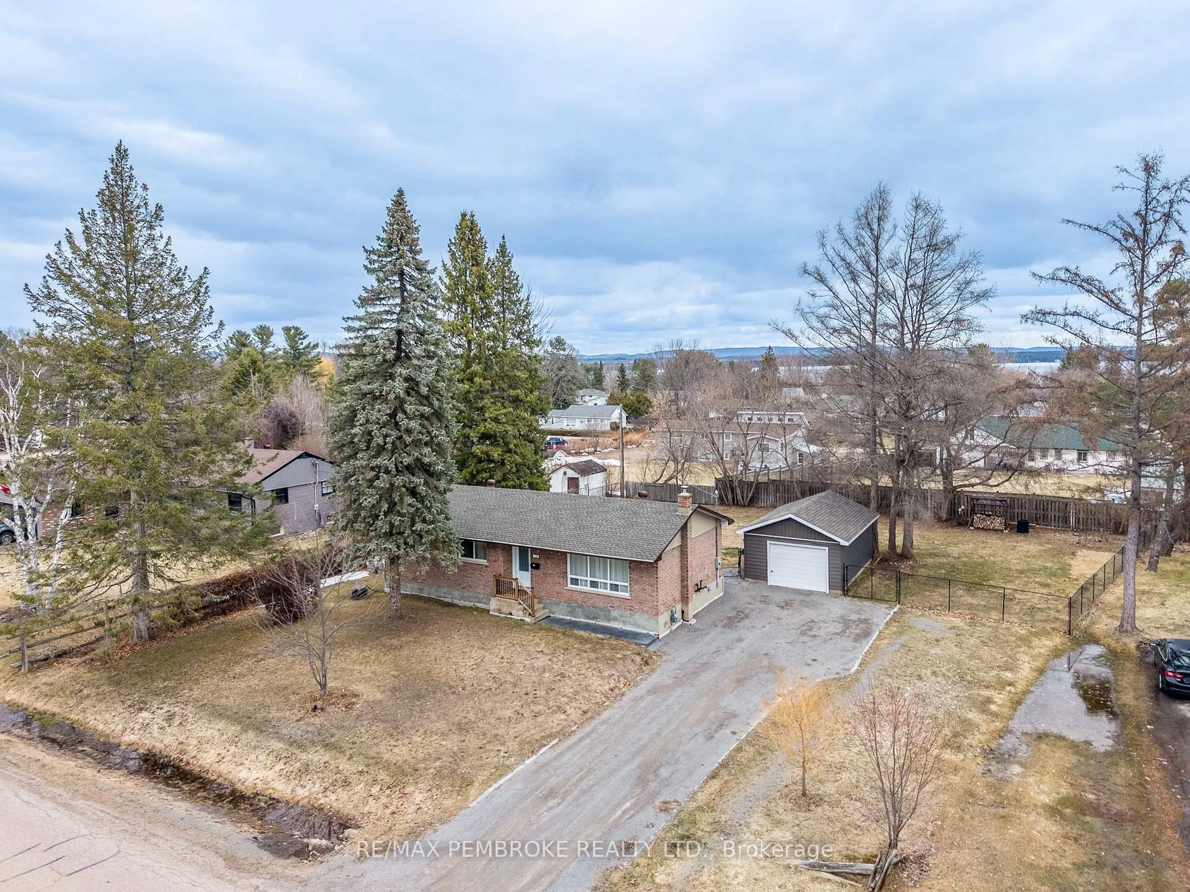 A pic from outside/outdoor area/front of a property/back of a property/a pic from drone, street for 790 Lakeview Dr, Petawawa Ontario K8A 7E9