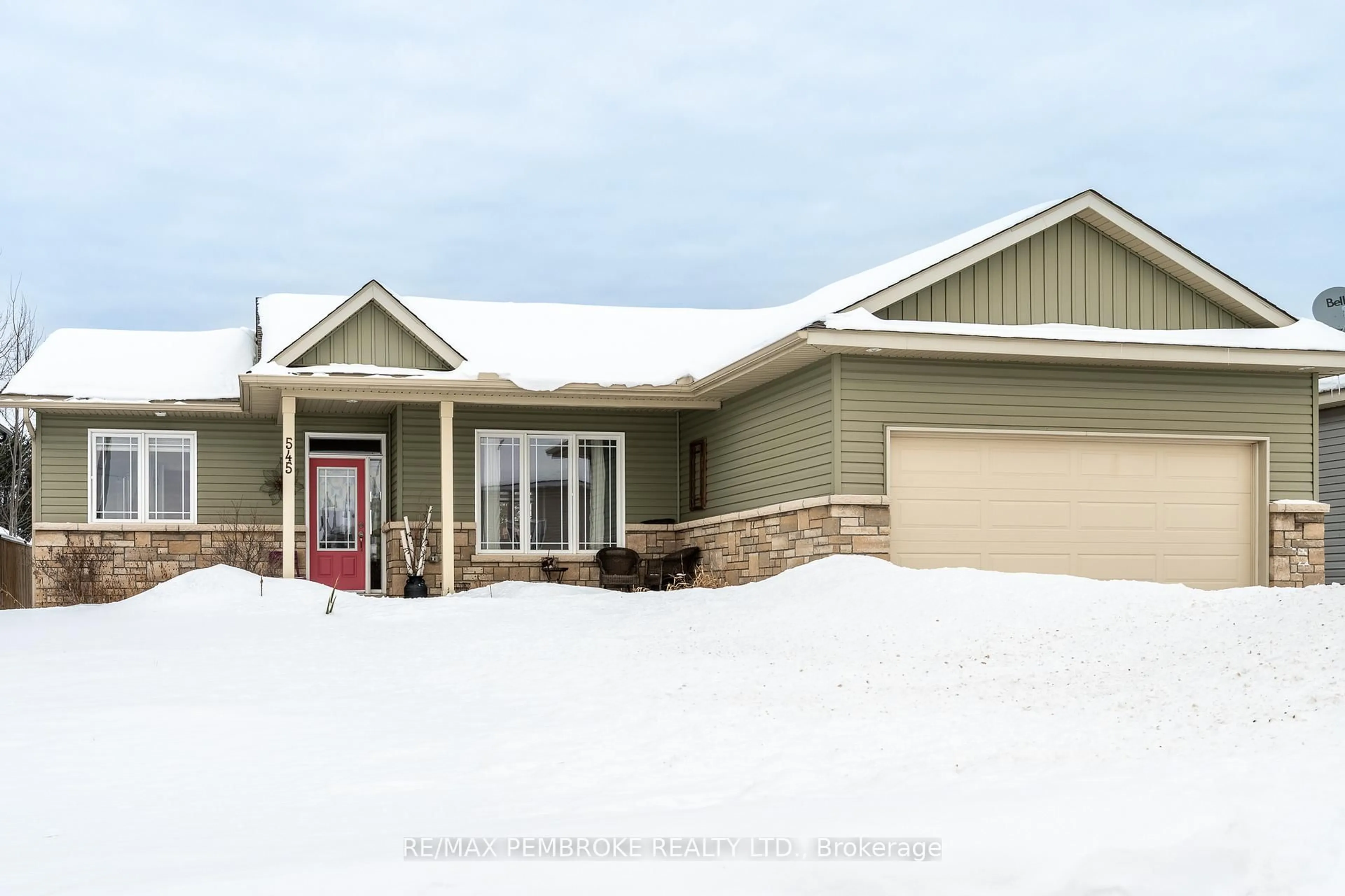 Home with vinyl exterior material, street for 545 Gardner Cres, Petawawa Ontario K8H 0C4