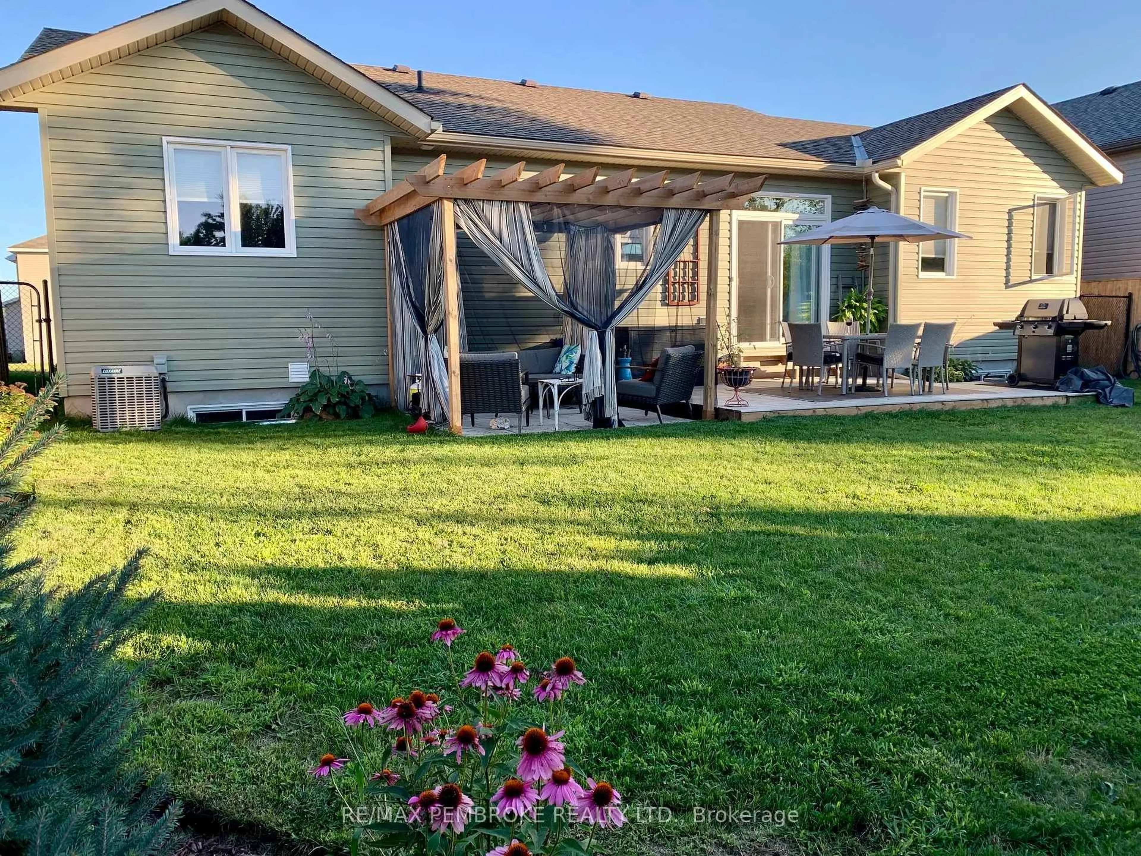 Patio, water/lake/river/ocean view for 545 Gardner Cres, Petawawa Ontario K8H 0C4