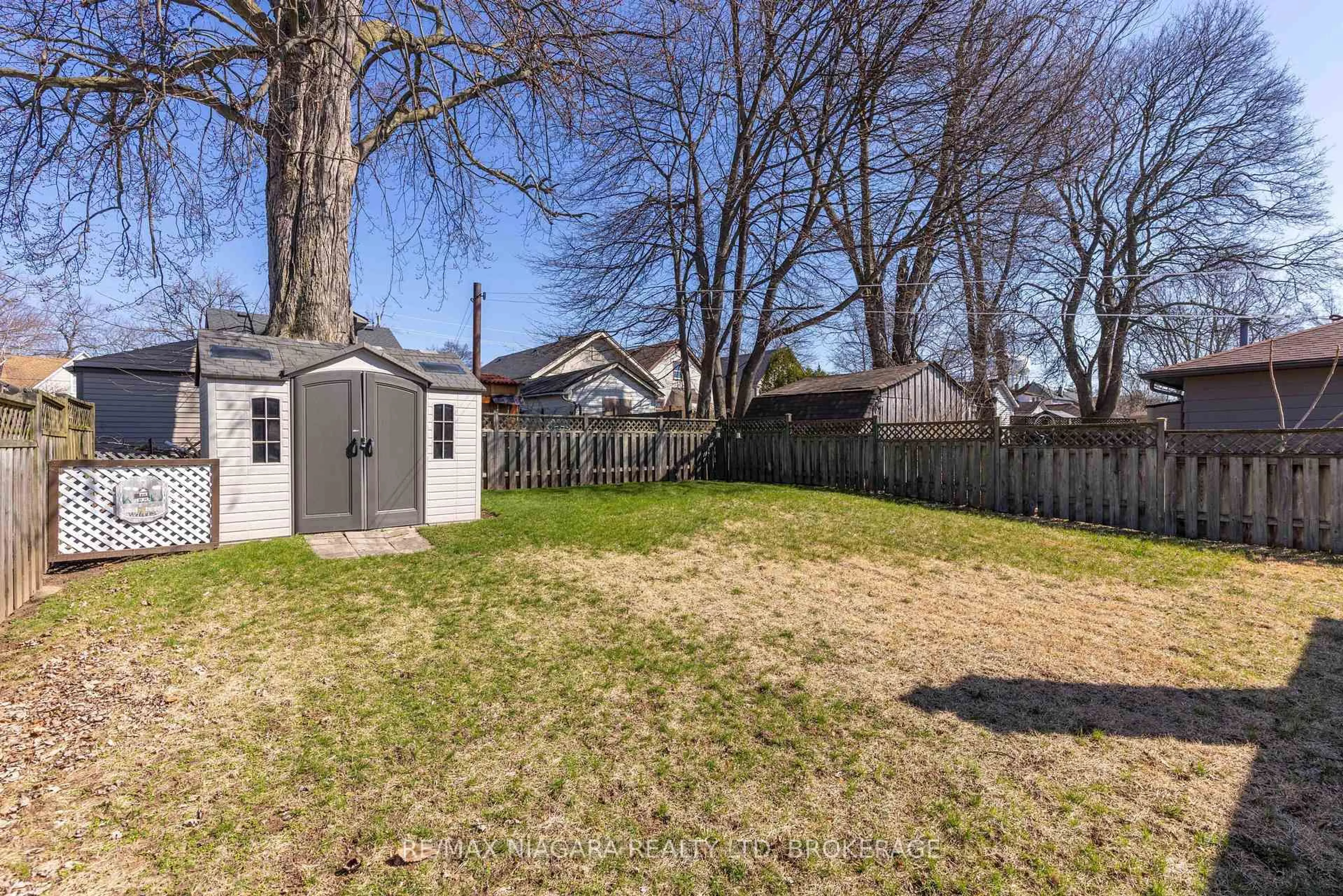 Shed for 6469 Barker St, Niagara Falls Ontario L2G 1Y6