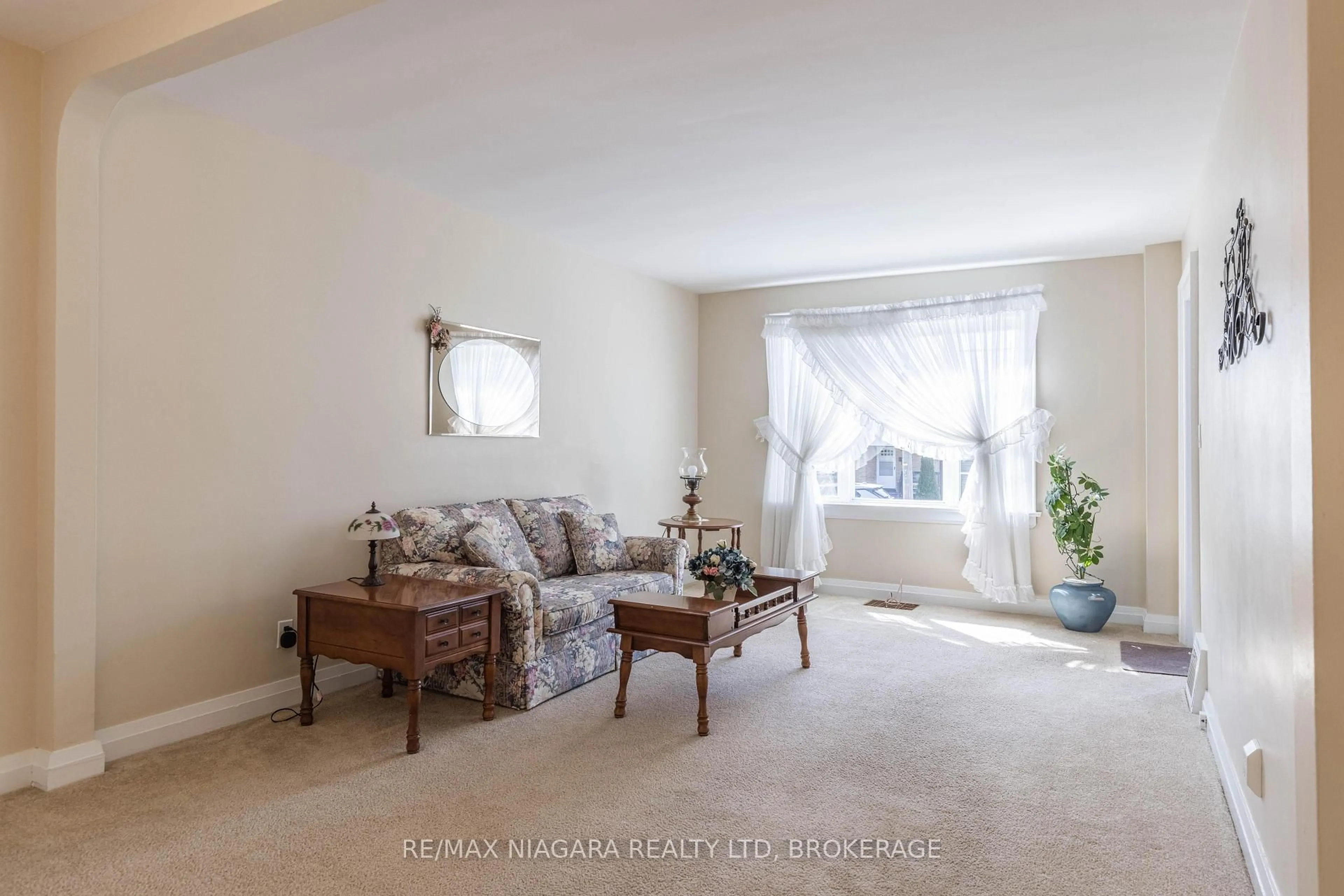 Living room with furniture, unknown for 6469 Barker St, Niagara Falls Ontario L2G 1Y6