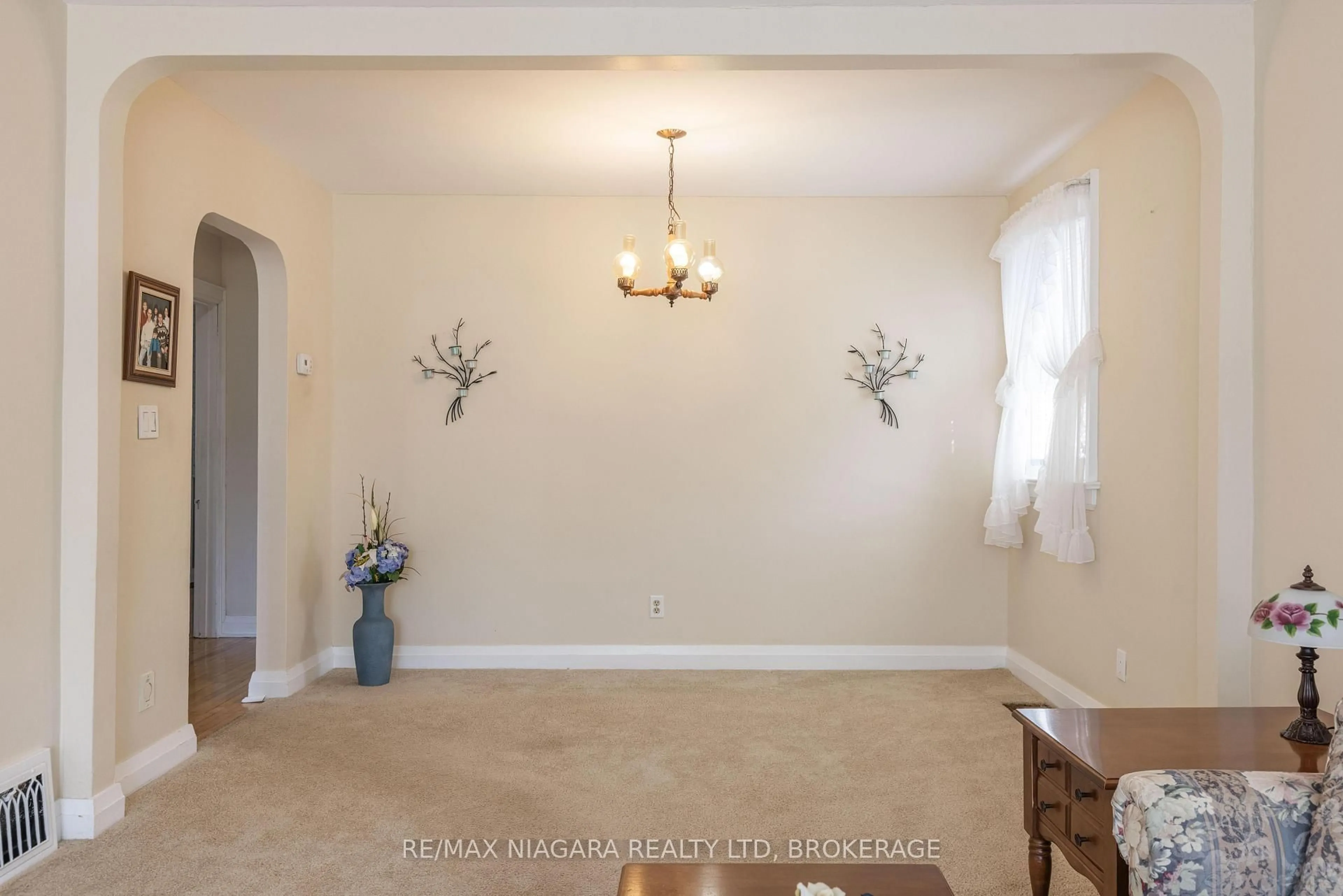 Unknown for 6469 Barker St, Niagara Falls Ontario L2G 1Y6