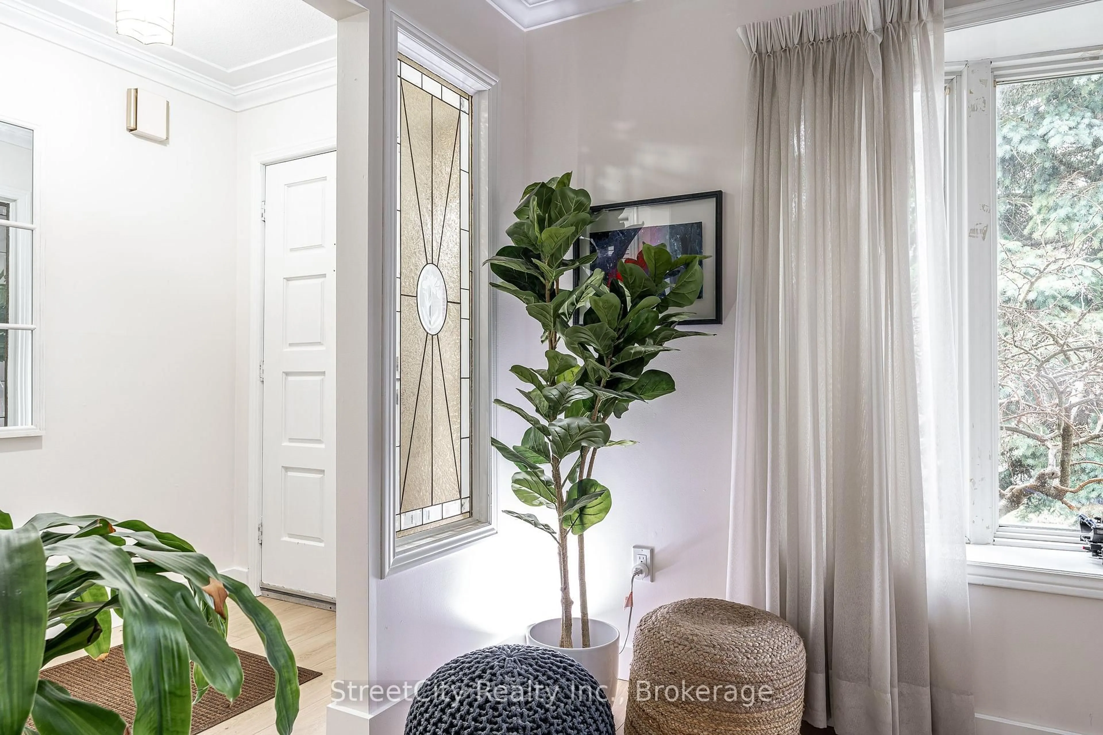 Indoor entryway for 34 White St, Stratford Ontario N5A 7M5