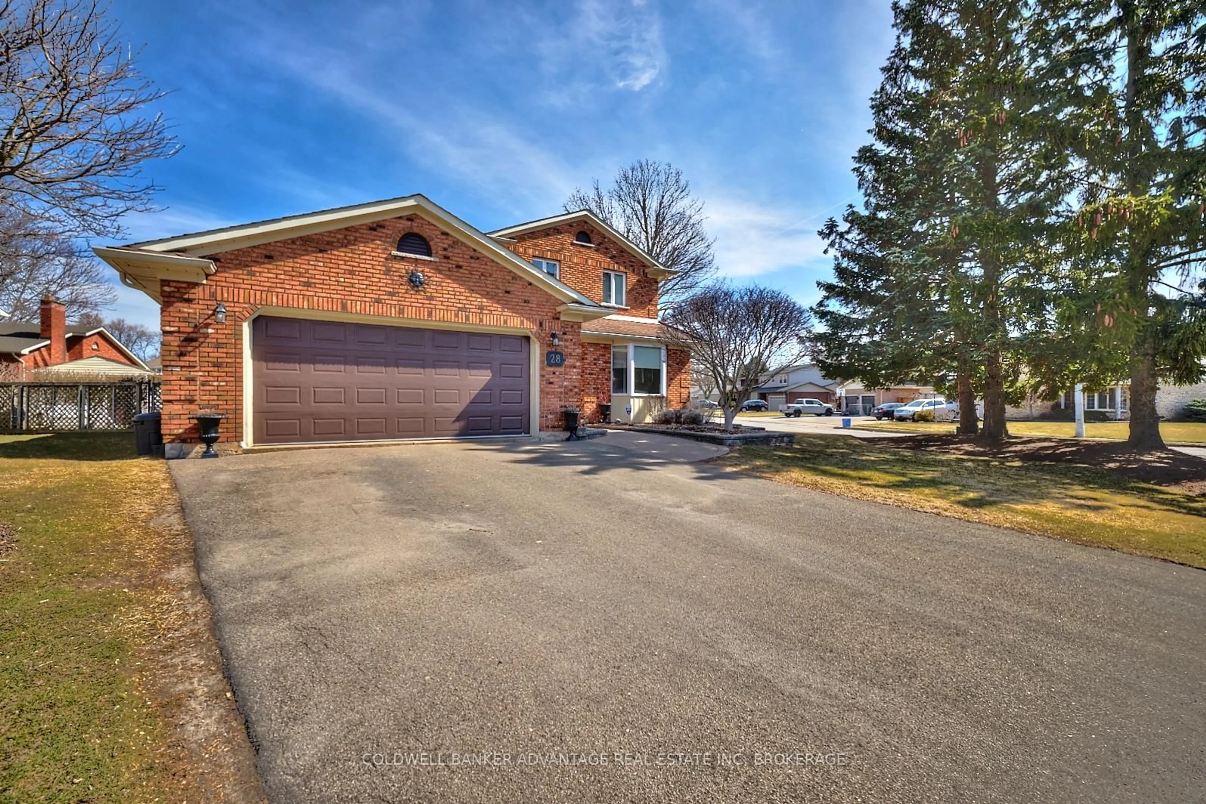 Home with brick exterior material, street for 28 Dixon Cres, Welland Ontario L3C 6P4