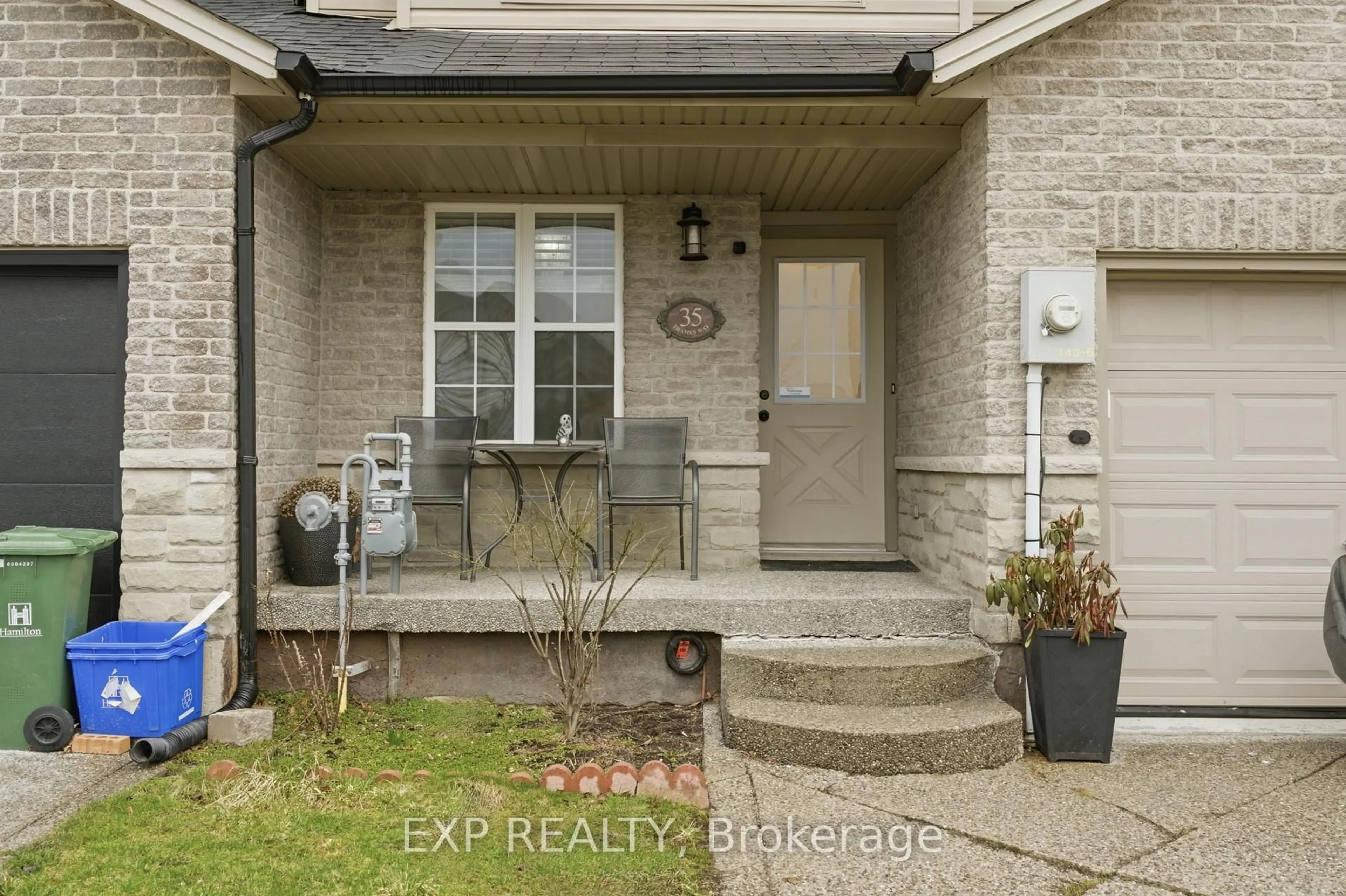 Indoor entryway for 35 Thames Way, Hamilton Ontario L0R 1W0