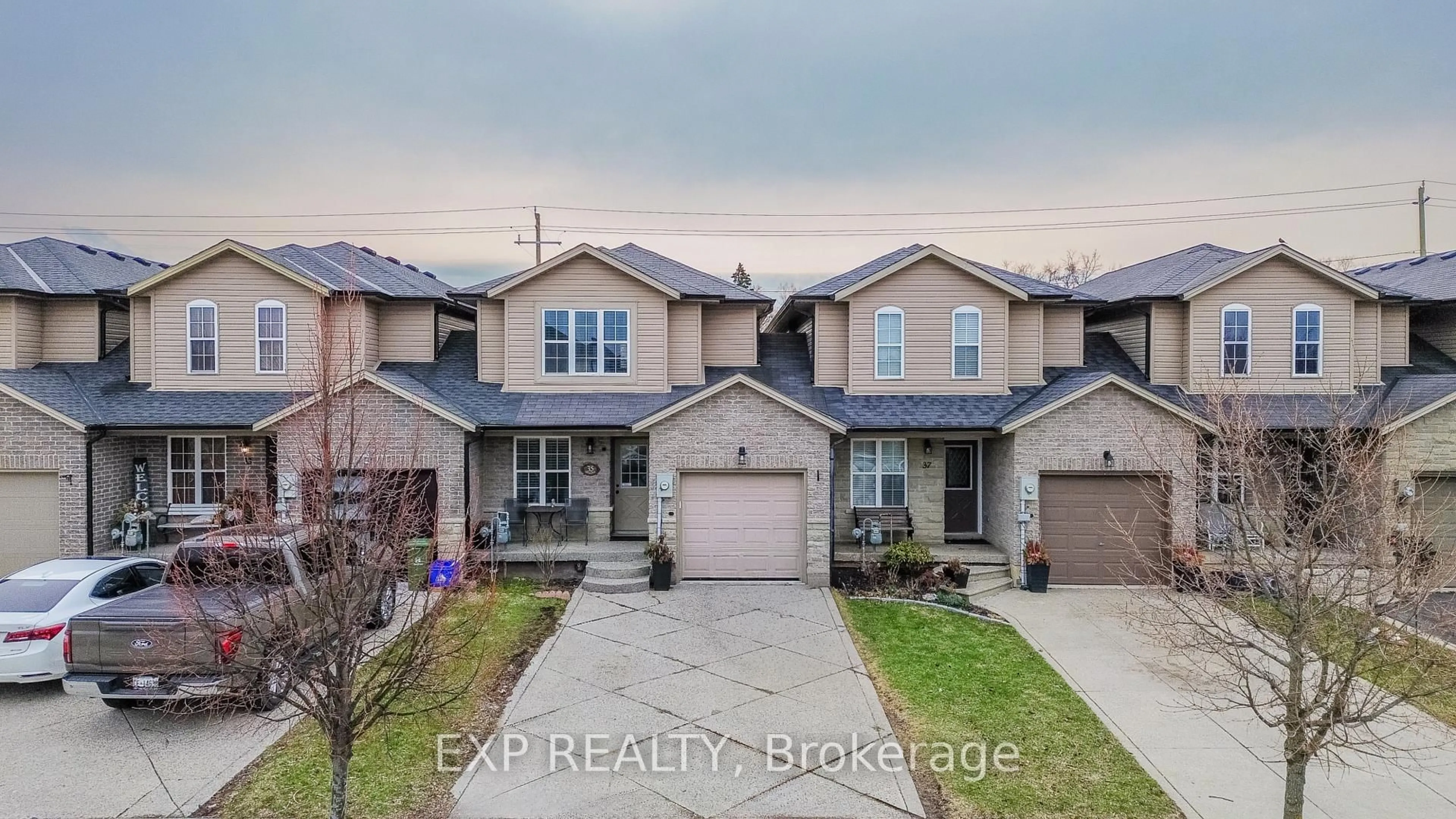 A pic from outside/outdoor area/front of a property/back of a property/a pic from drone, street for 35 Thames Way, Hamilton Ontario L0R 1W0