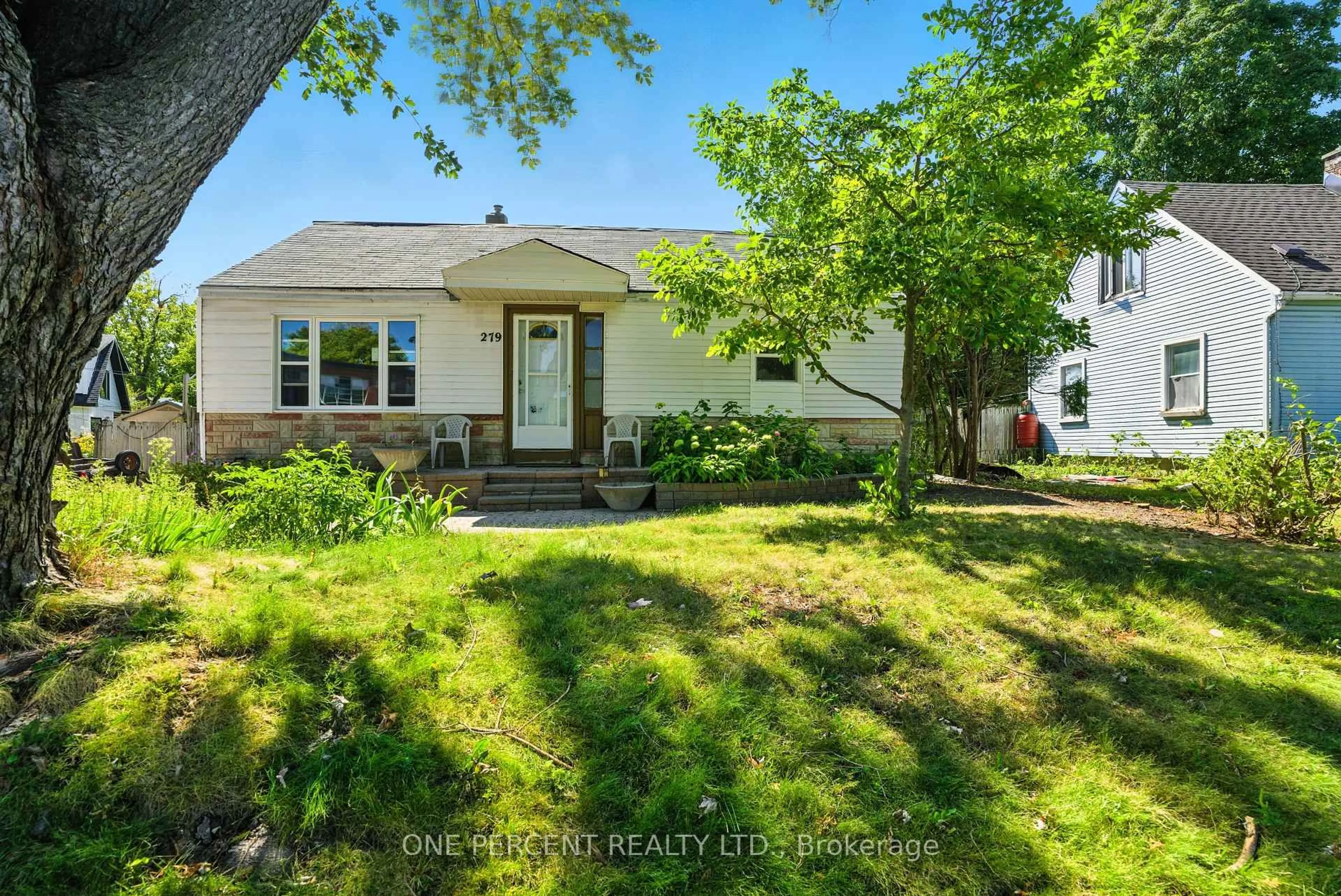 A pic from outside/outdoor area/front of a property/back of a property/a pic from drone, street for 279 Anna Ave, Ottawa Ontario K1Z 7V5