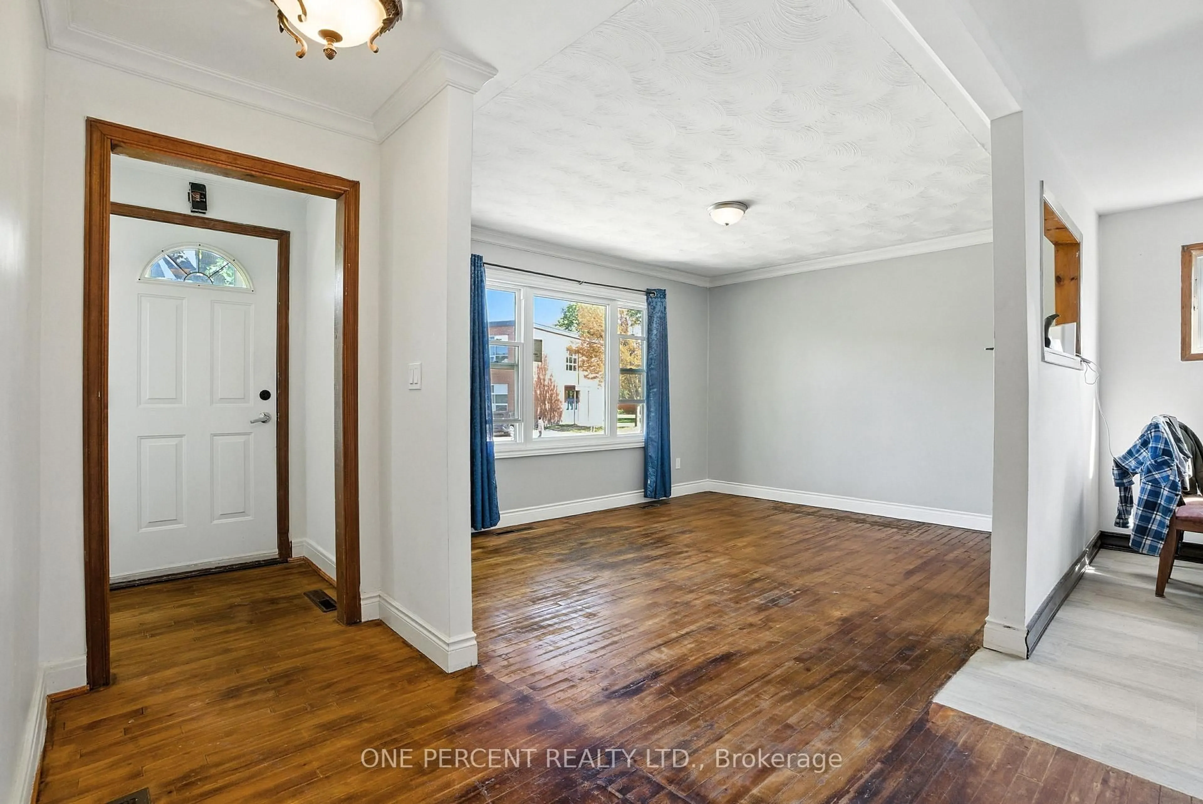 Indoor entryway for 279 Anna Ave, Ottawa Ontario K1Z 7V5