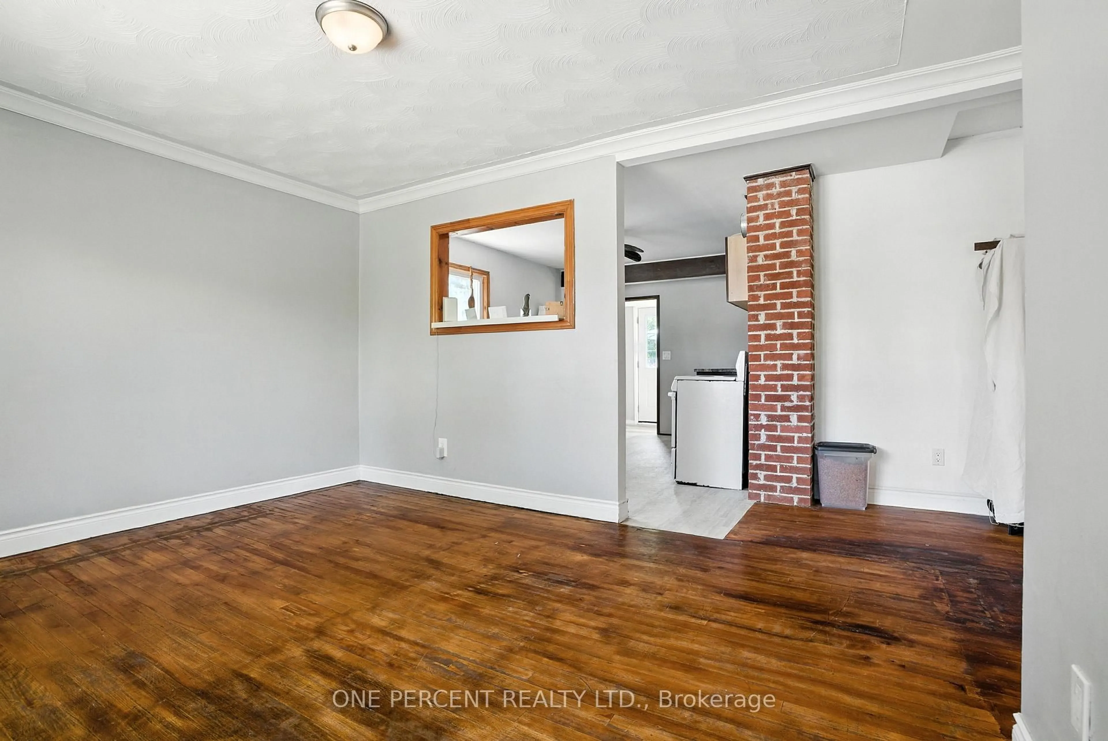 A pic of a room for 279 Anna Ave, Ottawa Ontario K1Z 7V5